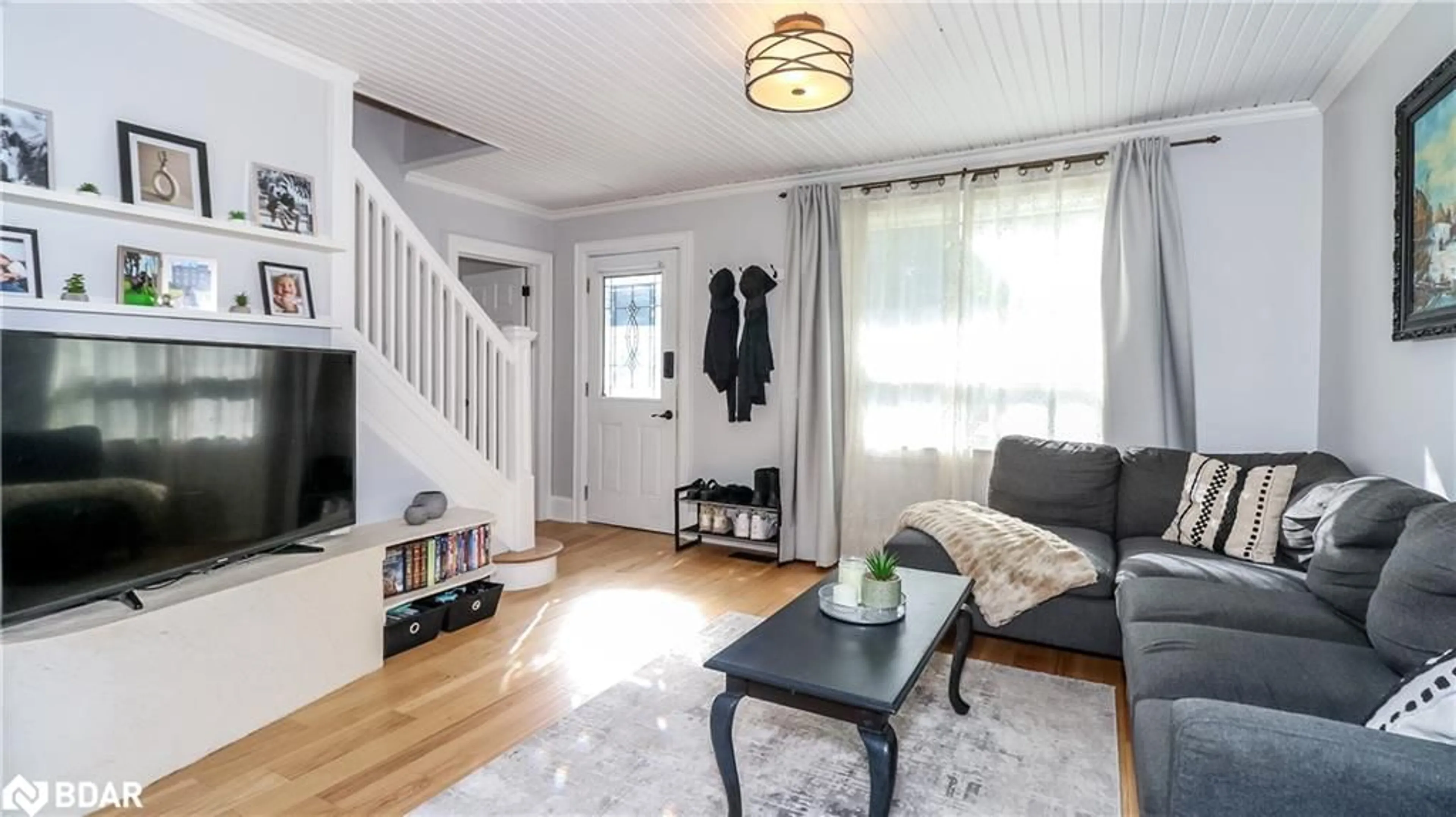 Living room with furniture, wood/laminate floor for 156 Nelson St, Alliston Ontario L9R 1H4