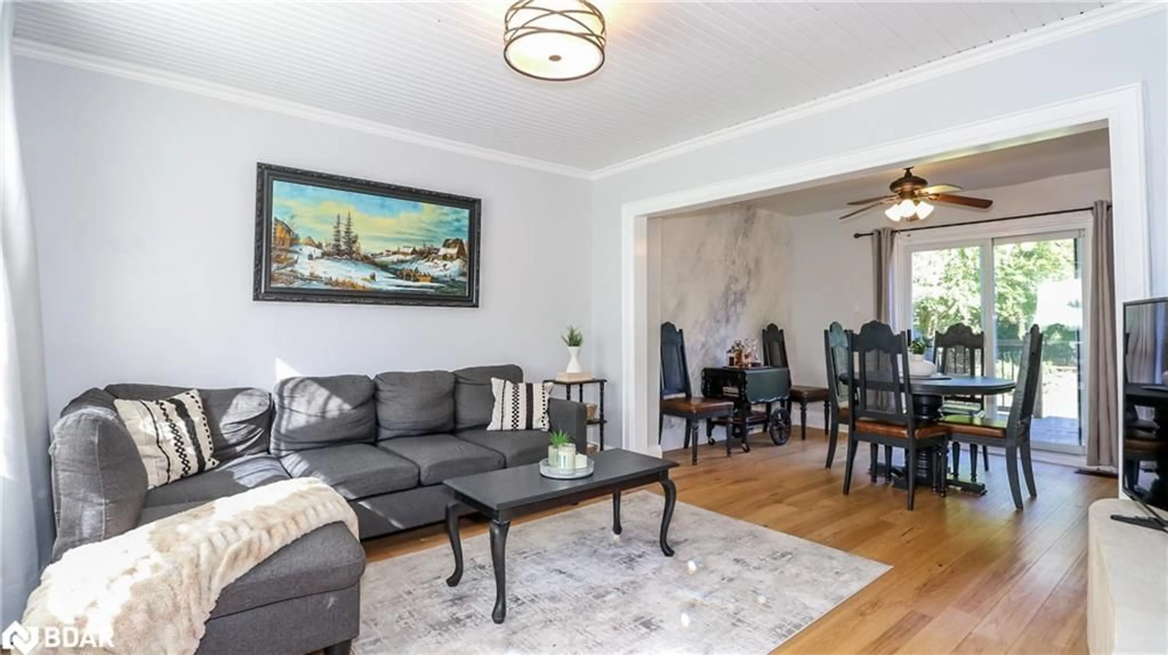 Living room with furniture, wood/laminate floor for 156 Nelson St, Alliston Ontario L9R 1H4