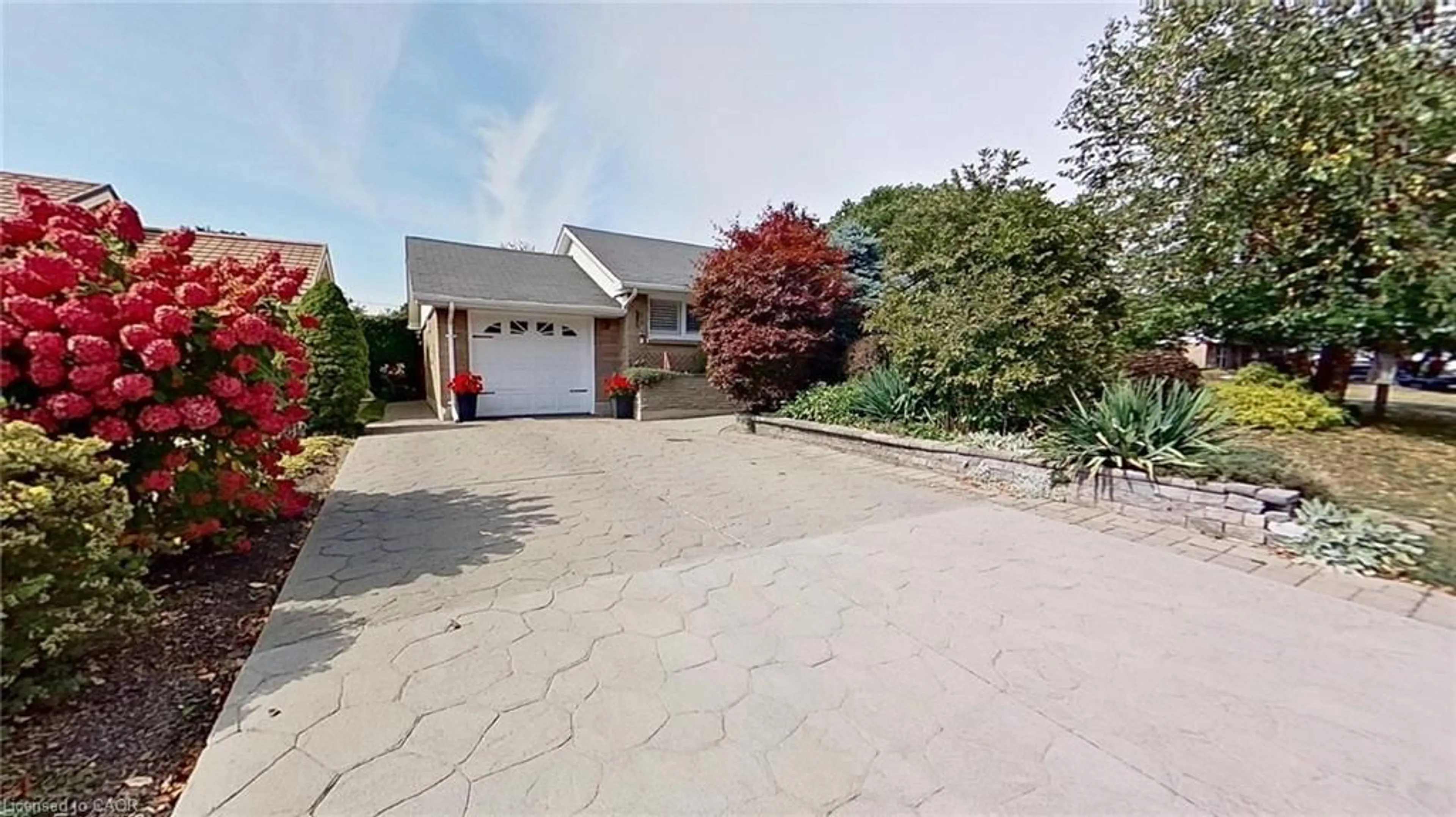 A pic from outside/outdoor area/front of a property/back of a property/a pic from drone, street for 27 Hepburn Ave, St. Thomas Ontario N5R 4J4