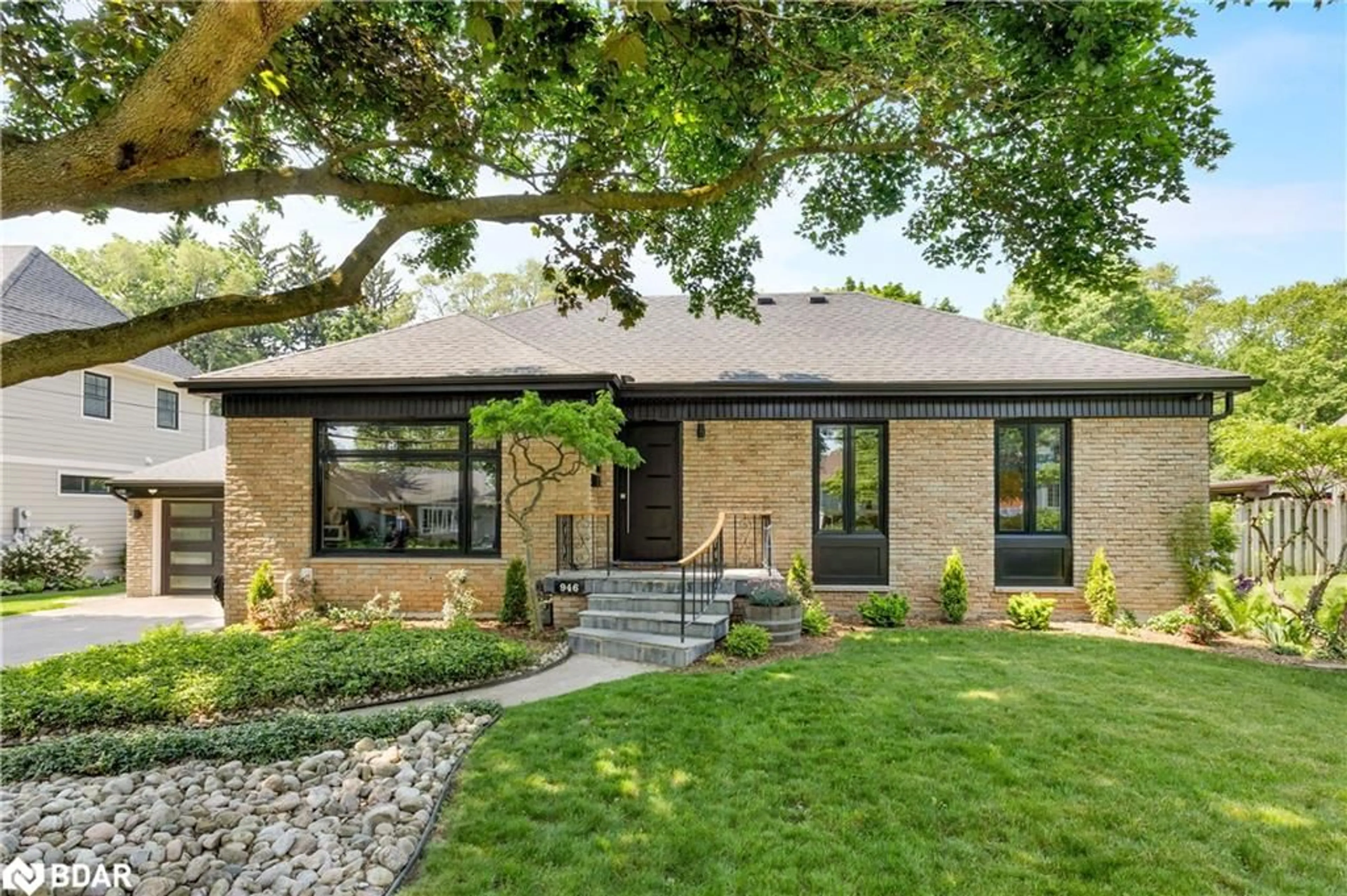 Home with brick exterior material, street for 946 Glenwood Ave, Burlington Ontario L7T 2K2