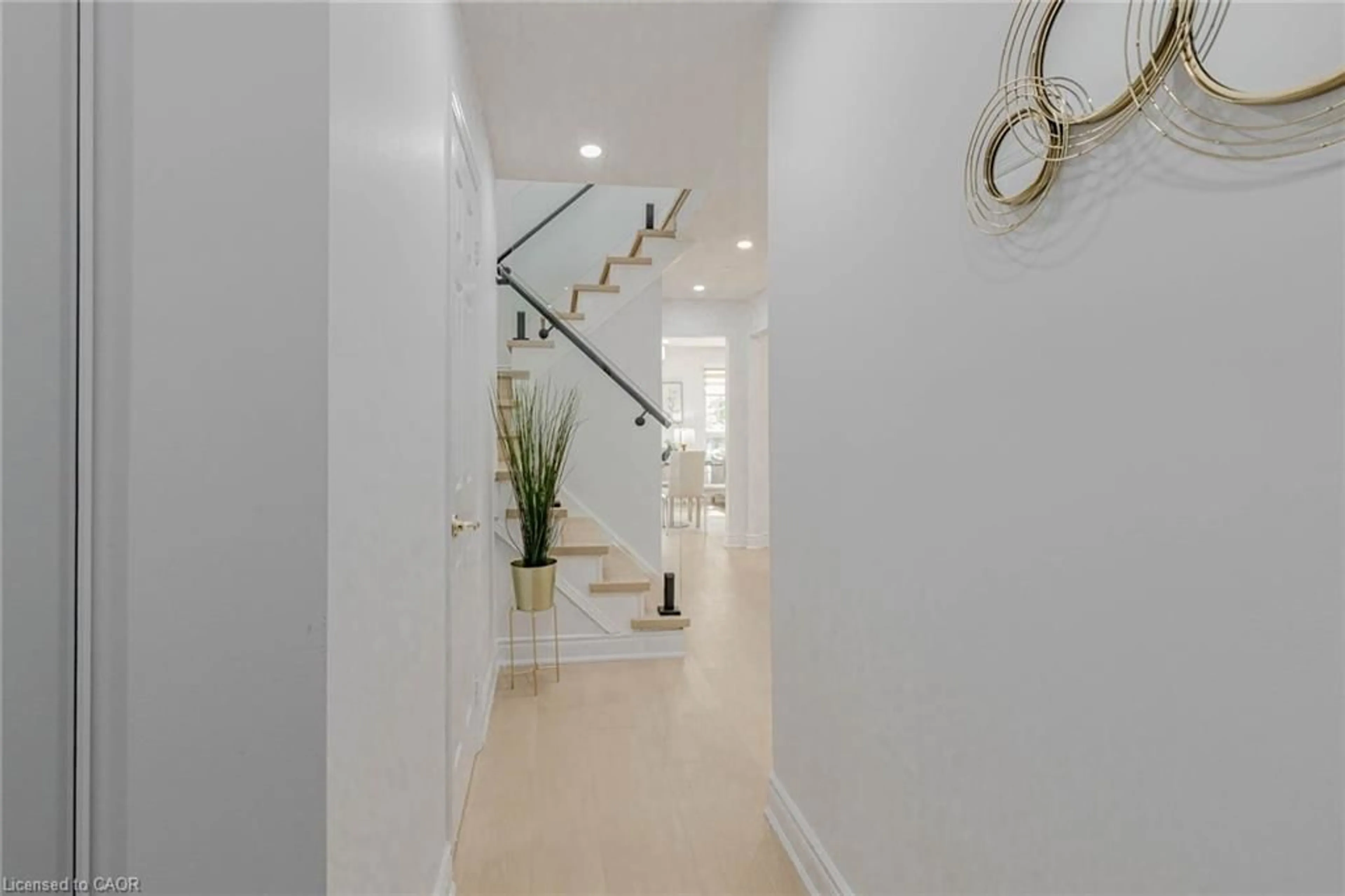 Indoor foyer for 152 Blackfoot Trail, Mississauga Ontario L5R 2G4