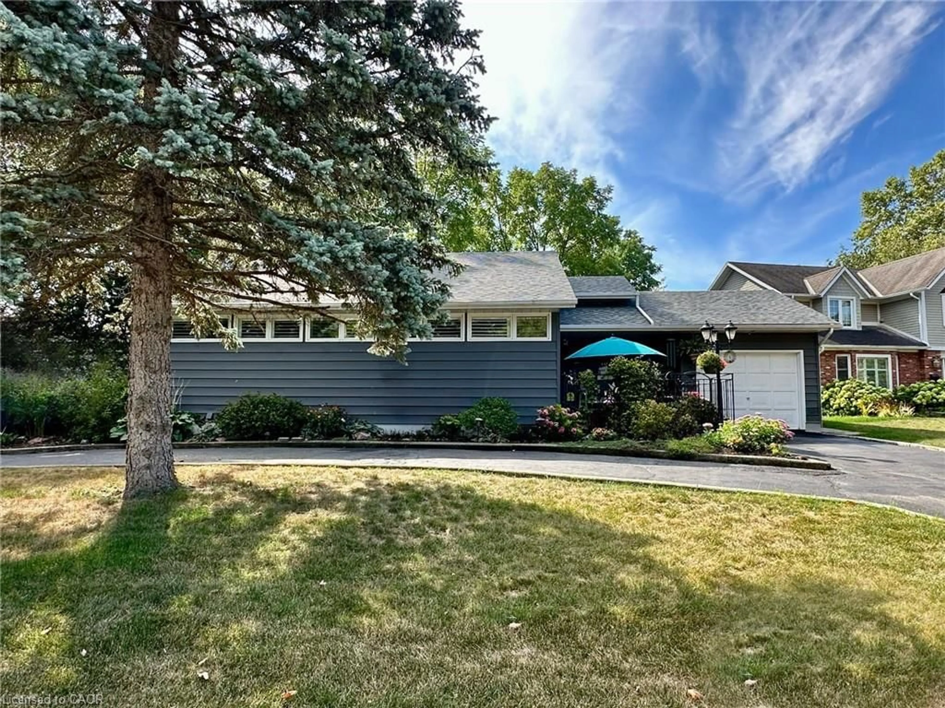 Home with vinyl exterior material, street for 102 Jarrett Pl, Dunnville Ontario N1A 3E5