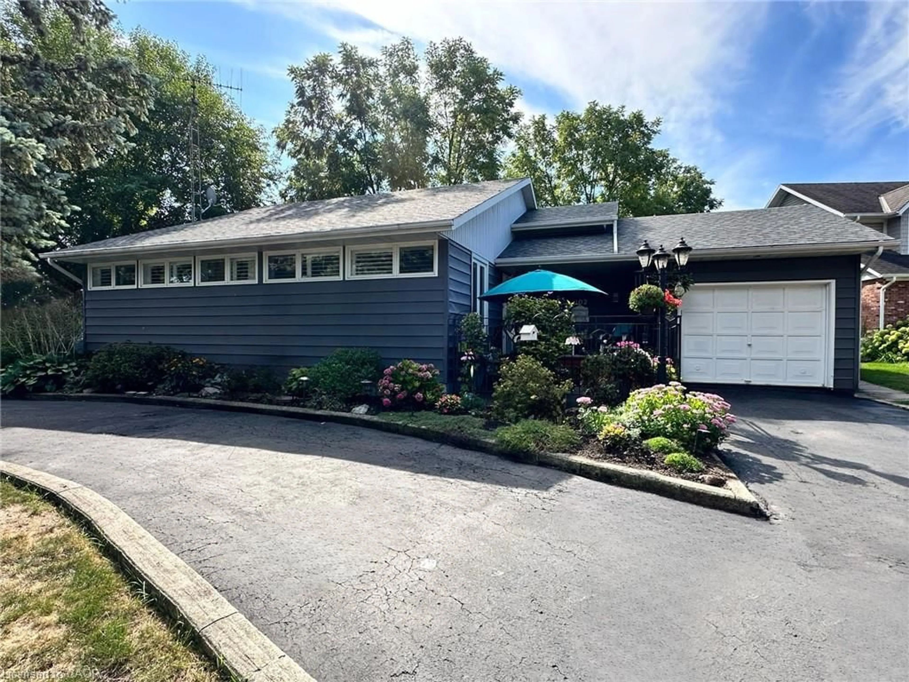 Home with vinyl exterior material, street for 102 Jarrett Pl, Dunnville Ontario N1A 3E5