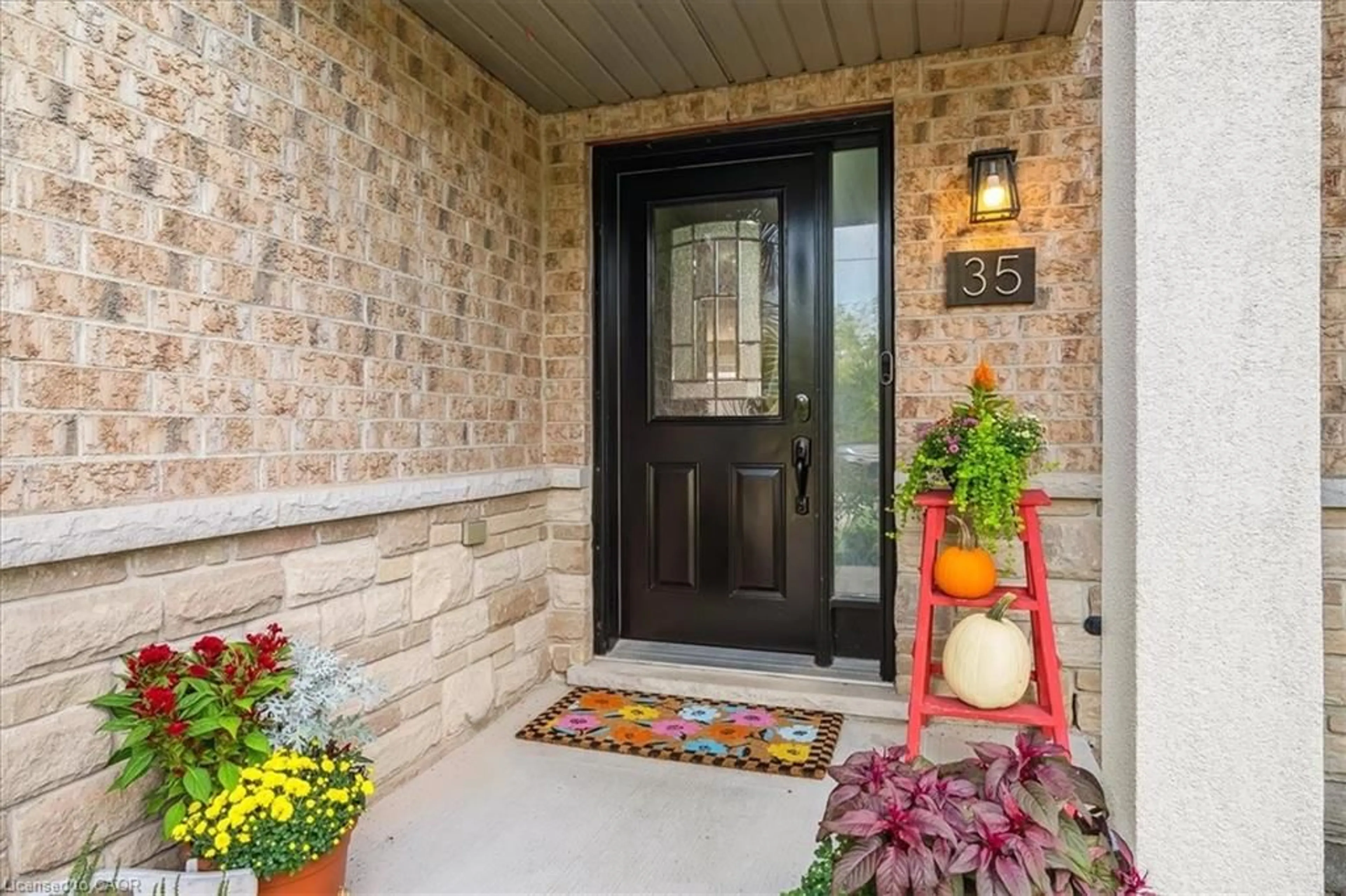 Indoor entryway for 35 Pettit St, Stoney Creek Ontario L8E 5V7