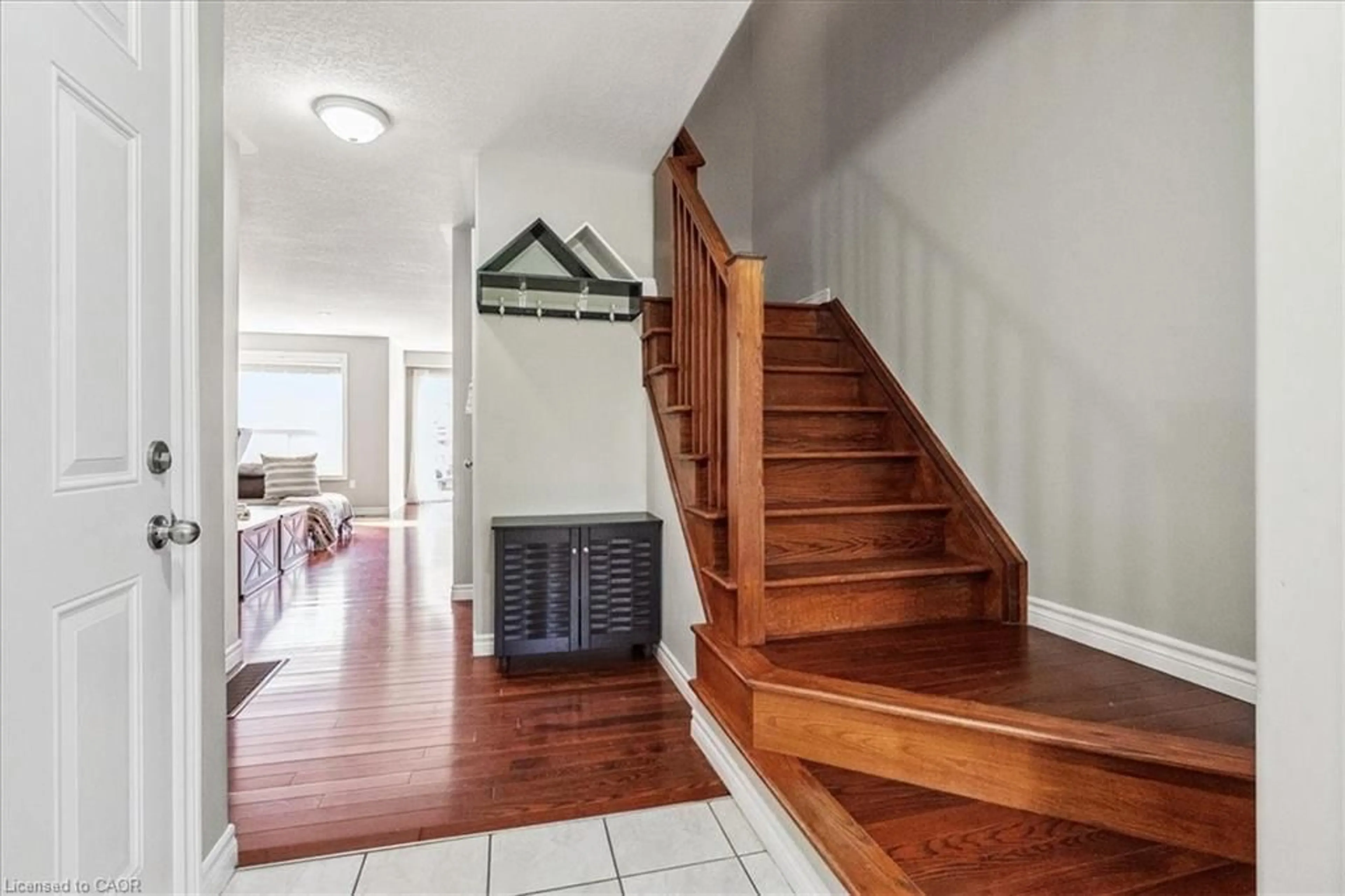 Indoor entryway for 35 Pettit St, Stoney Creek Ontario L8E 5V7