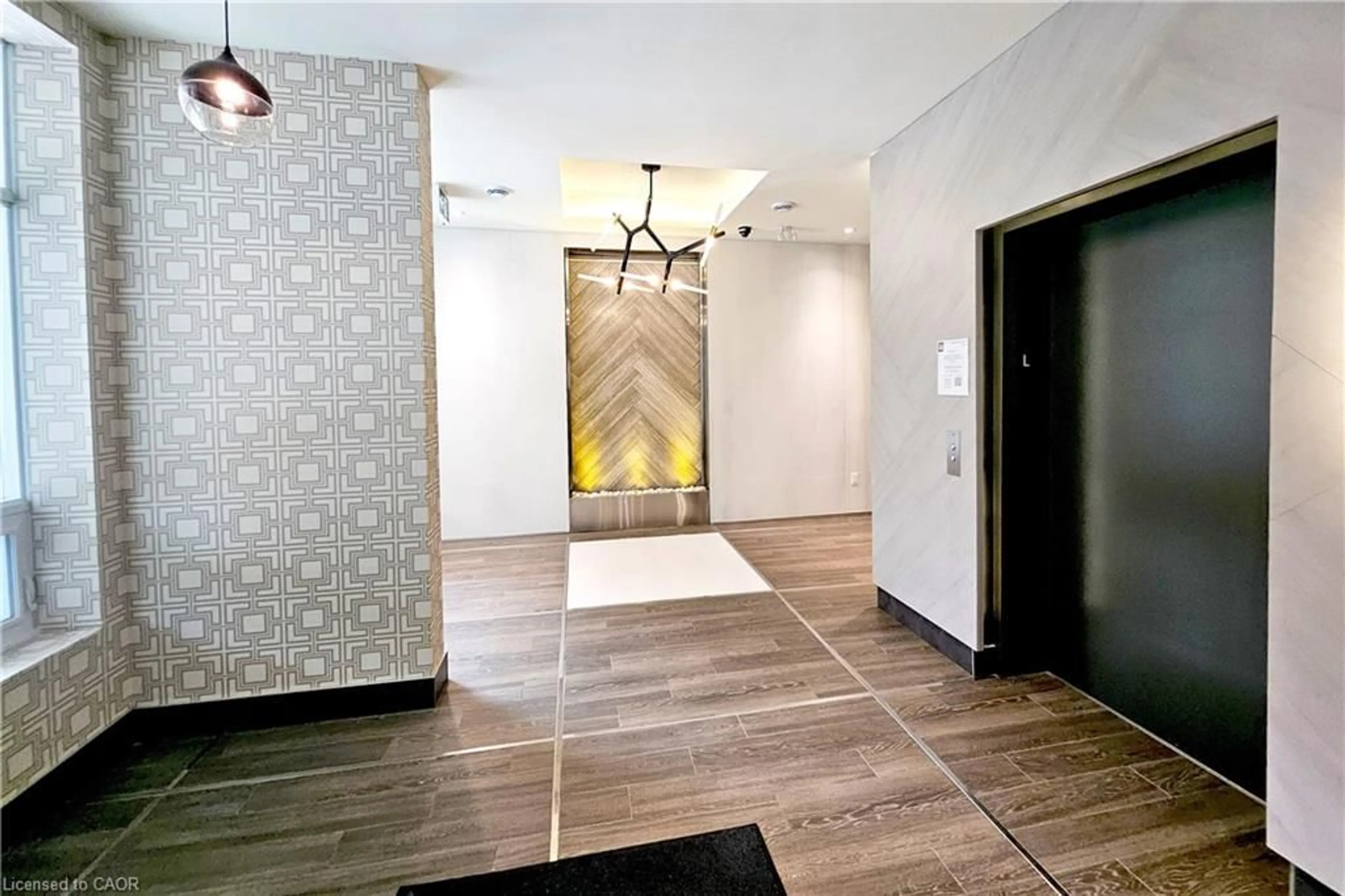 Indoor foyer for 479 Charlton Ave #408, Hamilton Ontario L8N 1Z4
