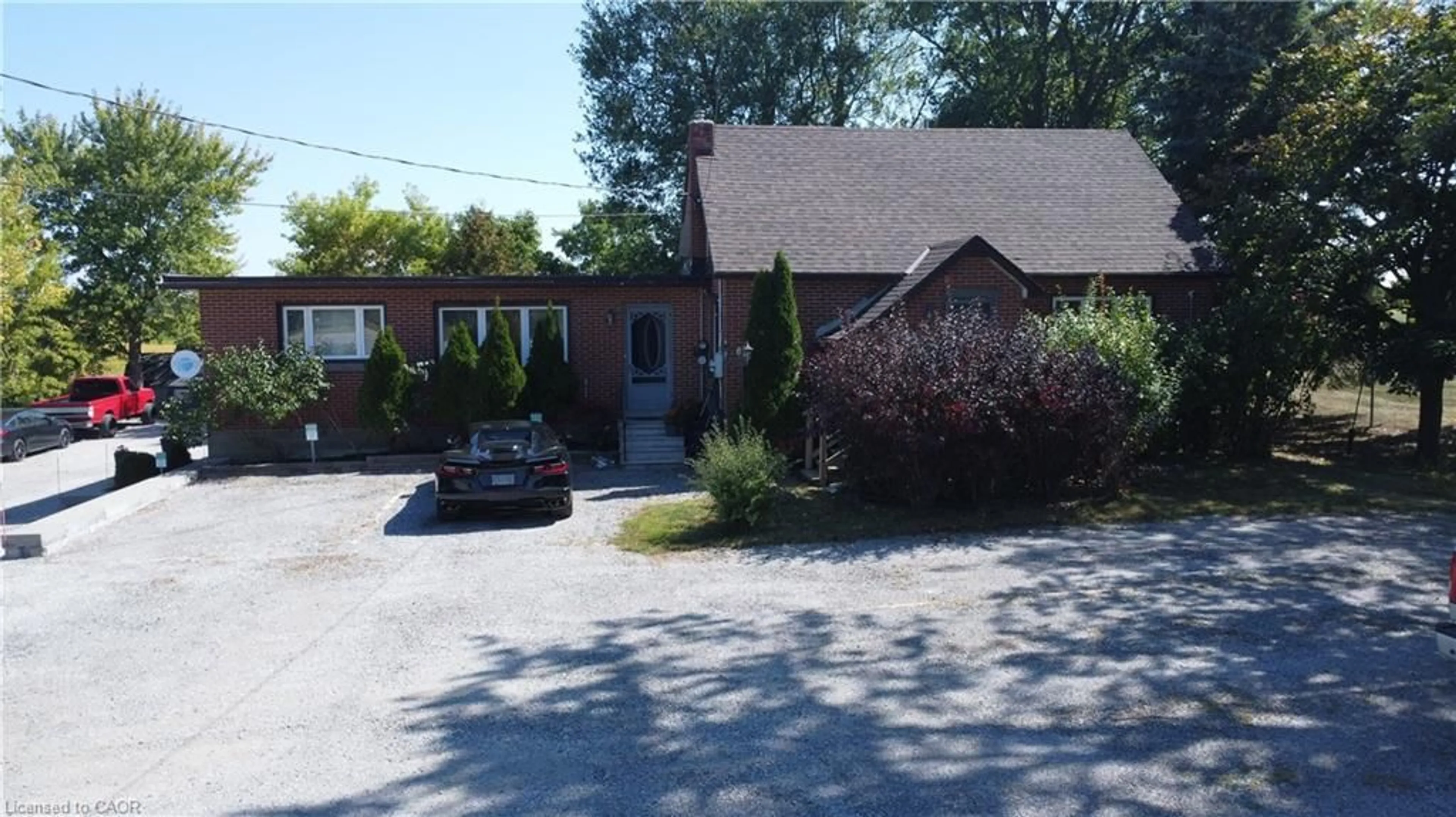 A pic from outside/outdoor area/front of a property/back of a property/a pic from drone, street for 662 #6 Hwy, Caledonia Ontario N3W 1M6