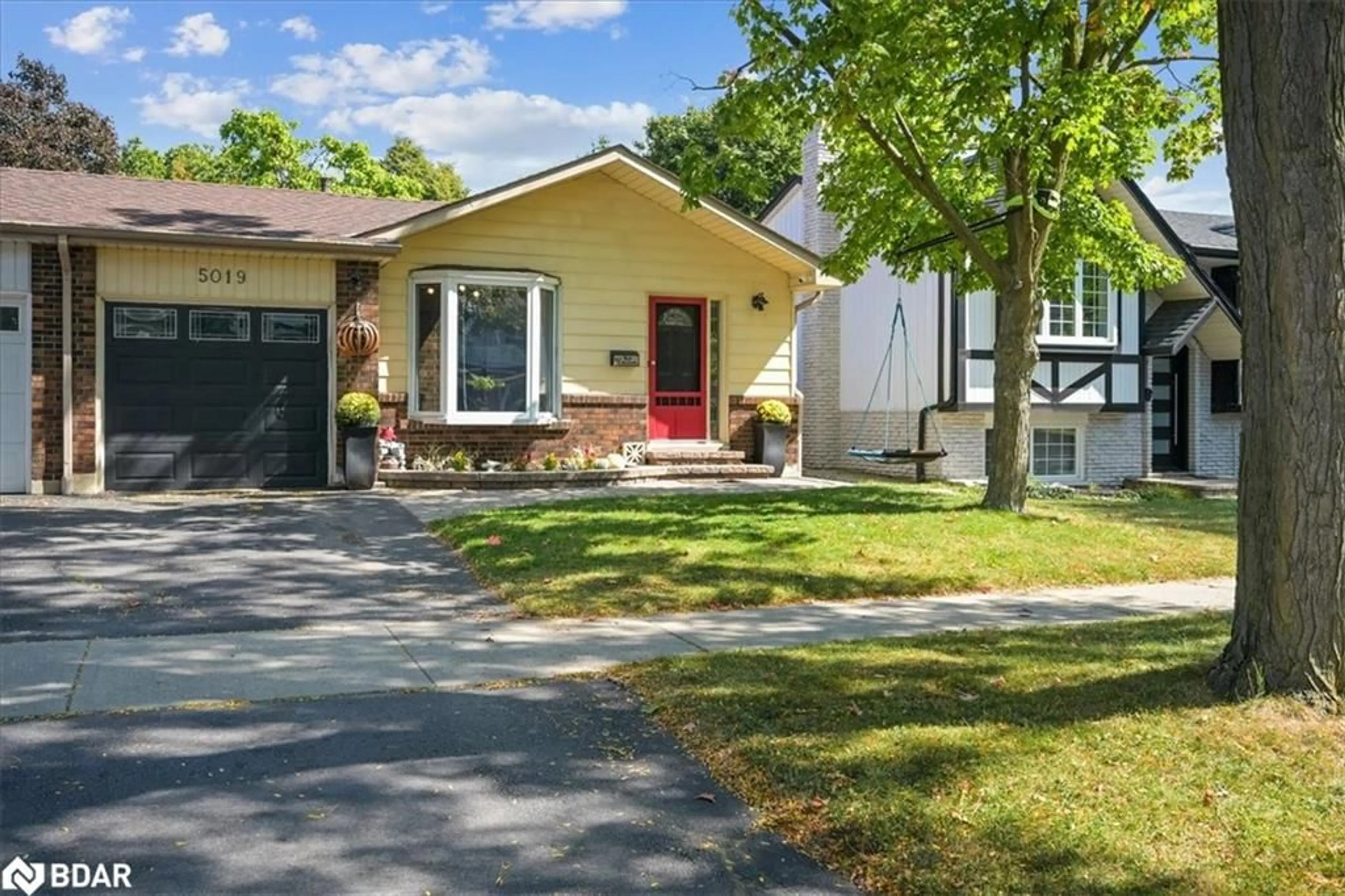 Home with vinyl exterior material, street for 5019 Brady Ave, Burlington Ontario L7L 3X5