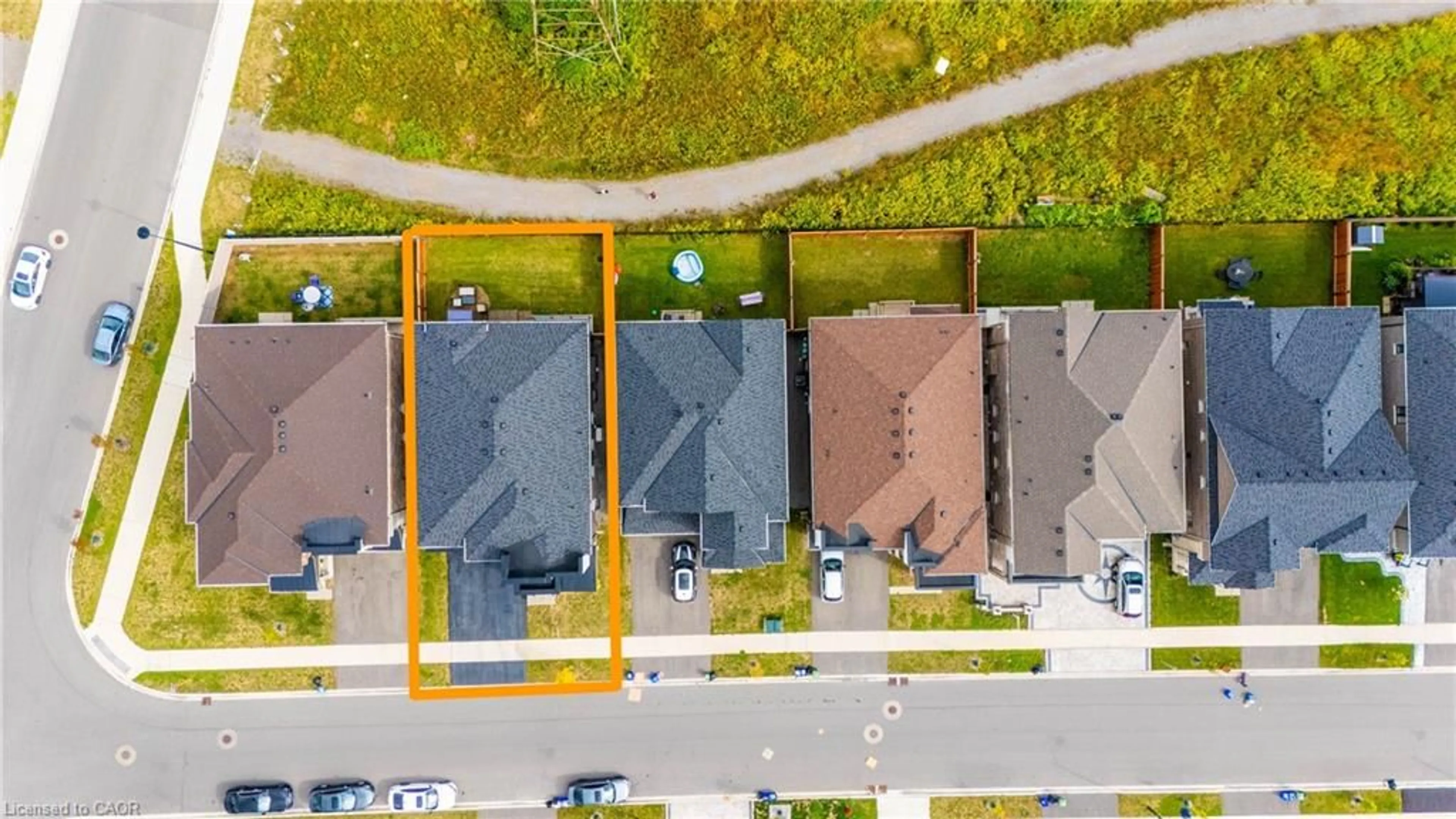 A pic from outside/outdoor area/front of a property/back of a property/a pic from drone, street for 199 Granite Ridge Trail, Waterdown Ontario L8B 1Z1