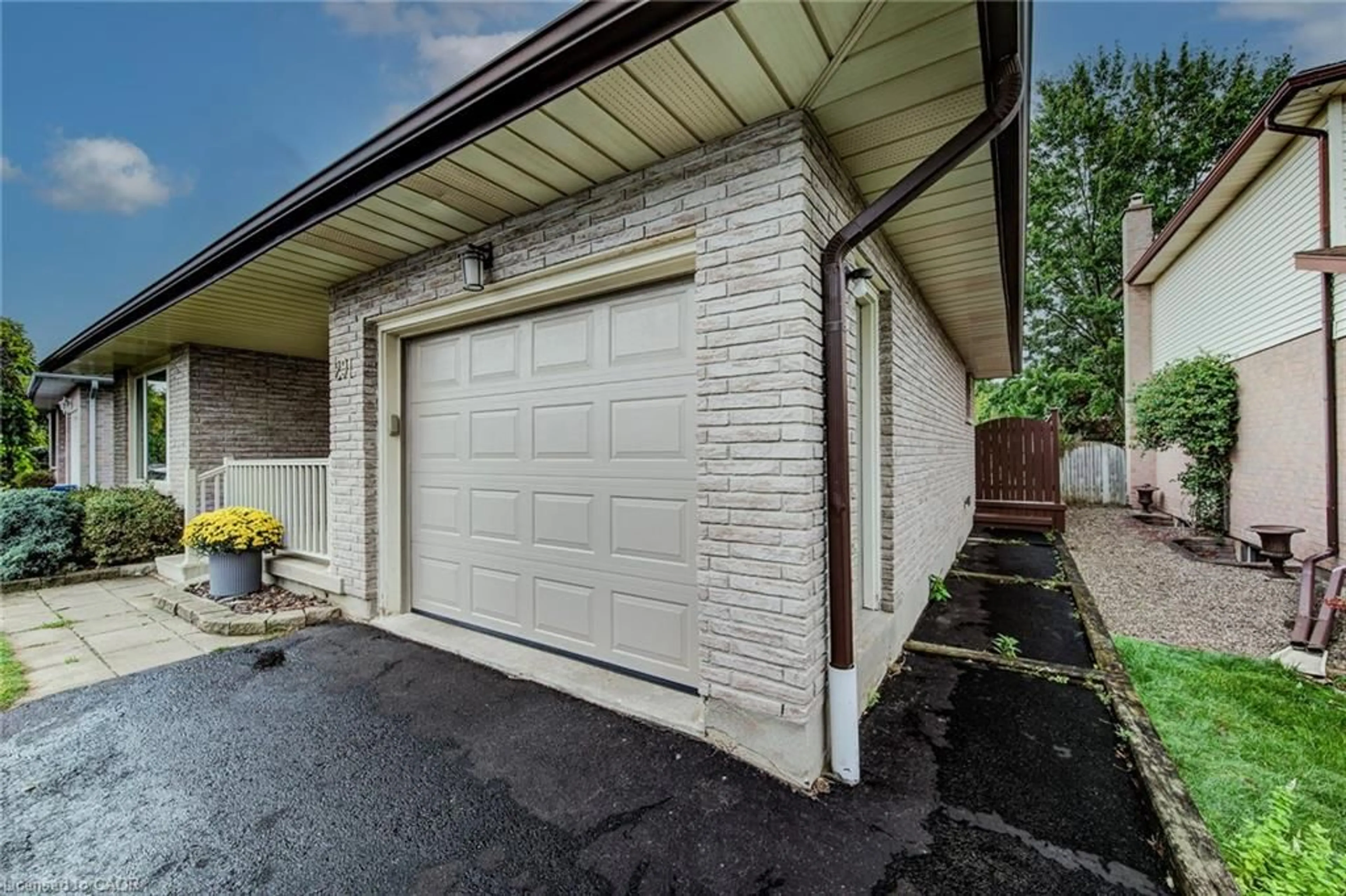 Indoor garage for 291 Biehn Dr, Kitchener Ontario N2R 1B6