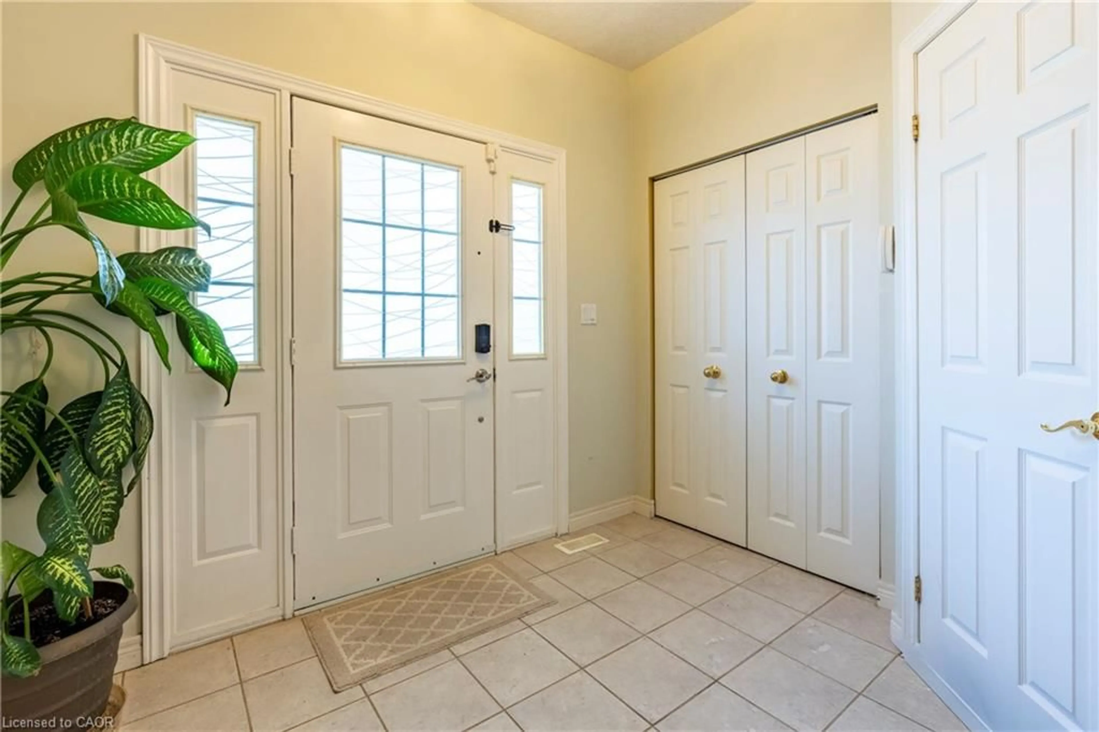 Indoor entryway for 564 Willow Wood Dr, Waterloo Ontario N2T 2T5