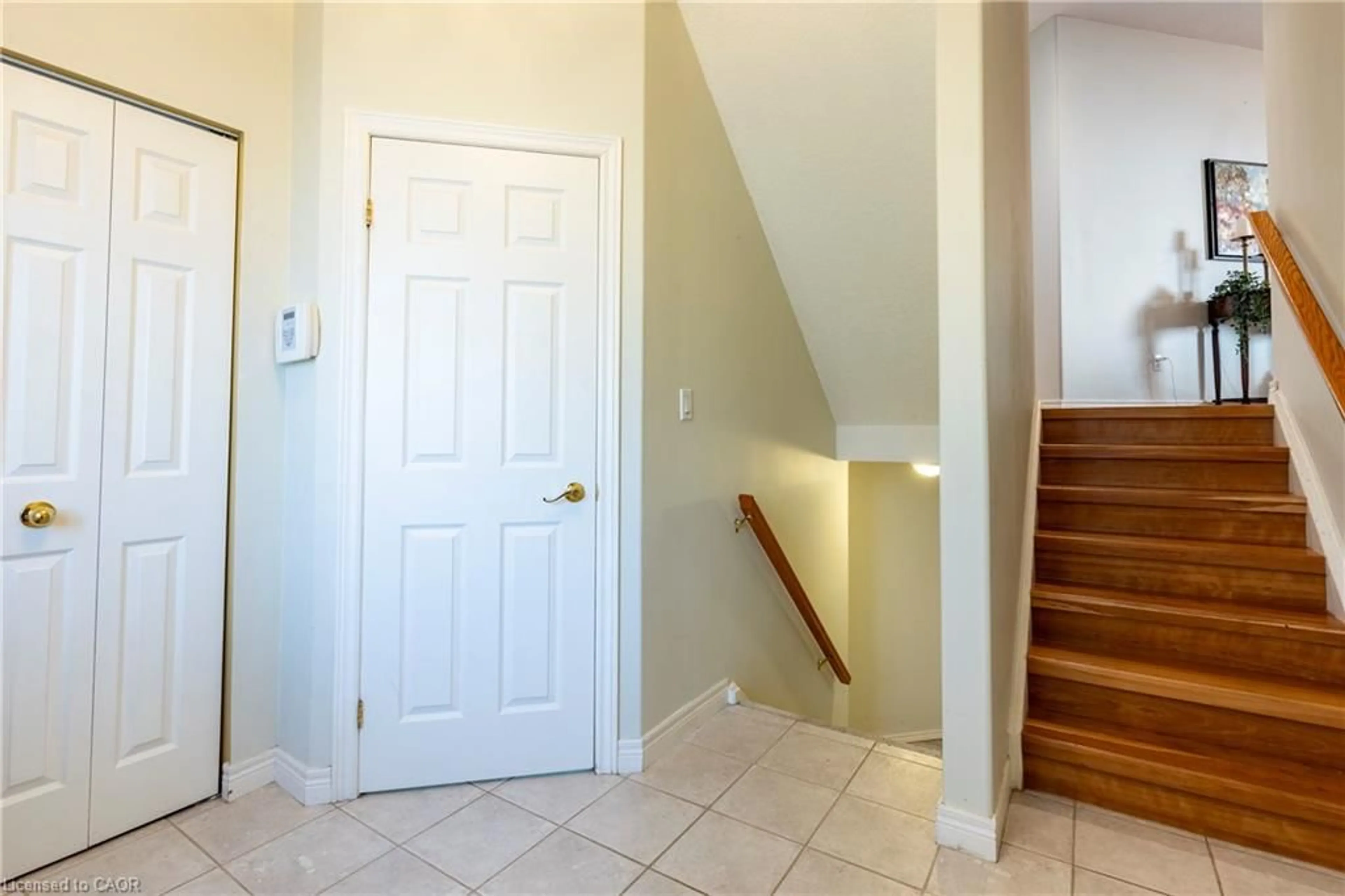 Indoor entryway for 564 Willow Wood Dr, Waterloo Ontario N2T 2T5