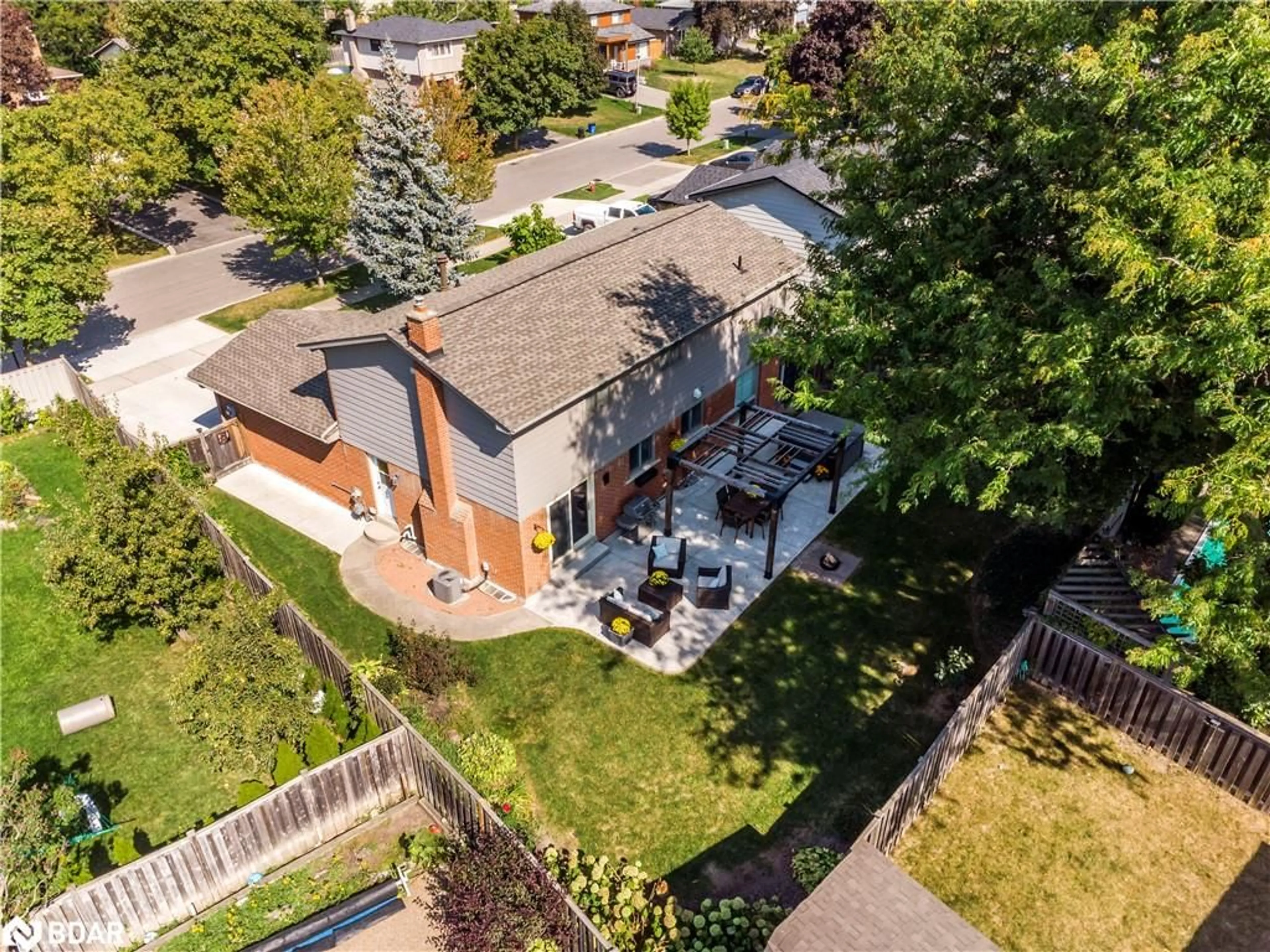 A pic from outside/outdoor area/front of a property/back of a property/a pic from drone, street for 820 Hemlock Dr, Milton Ontario L9T 3V5