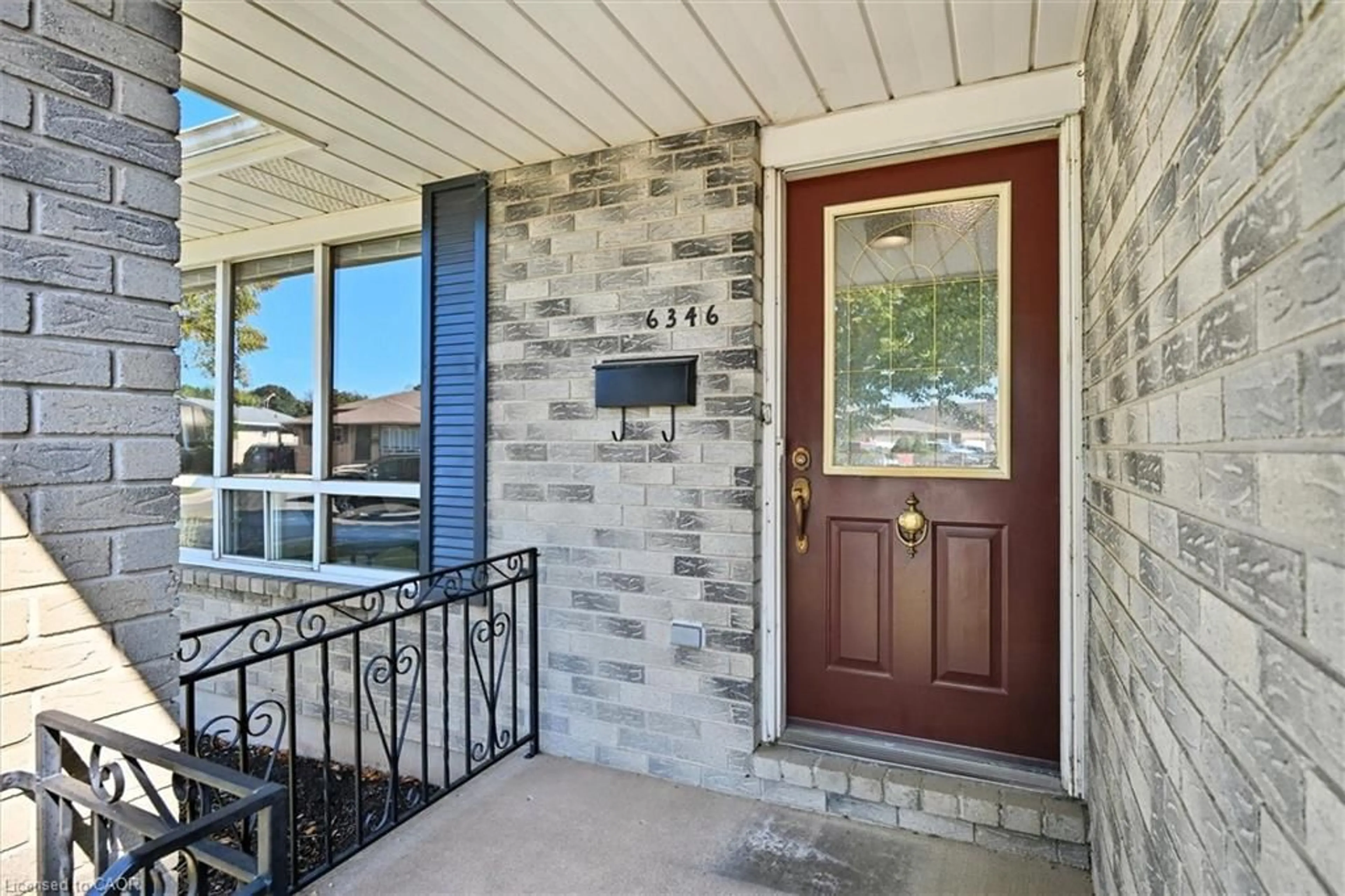 Indoor entryway for 6346 Charnwood Ave, Niagara Falls Ontario L2H 2K7