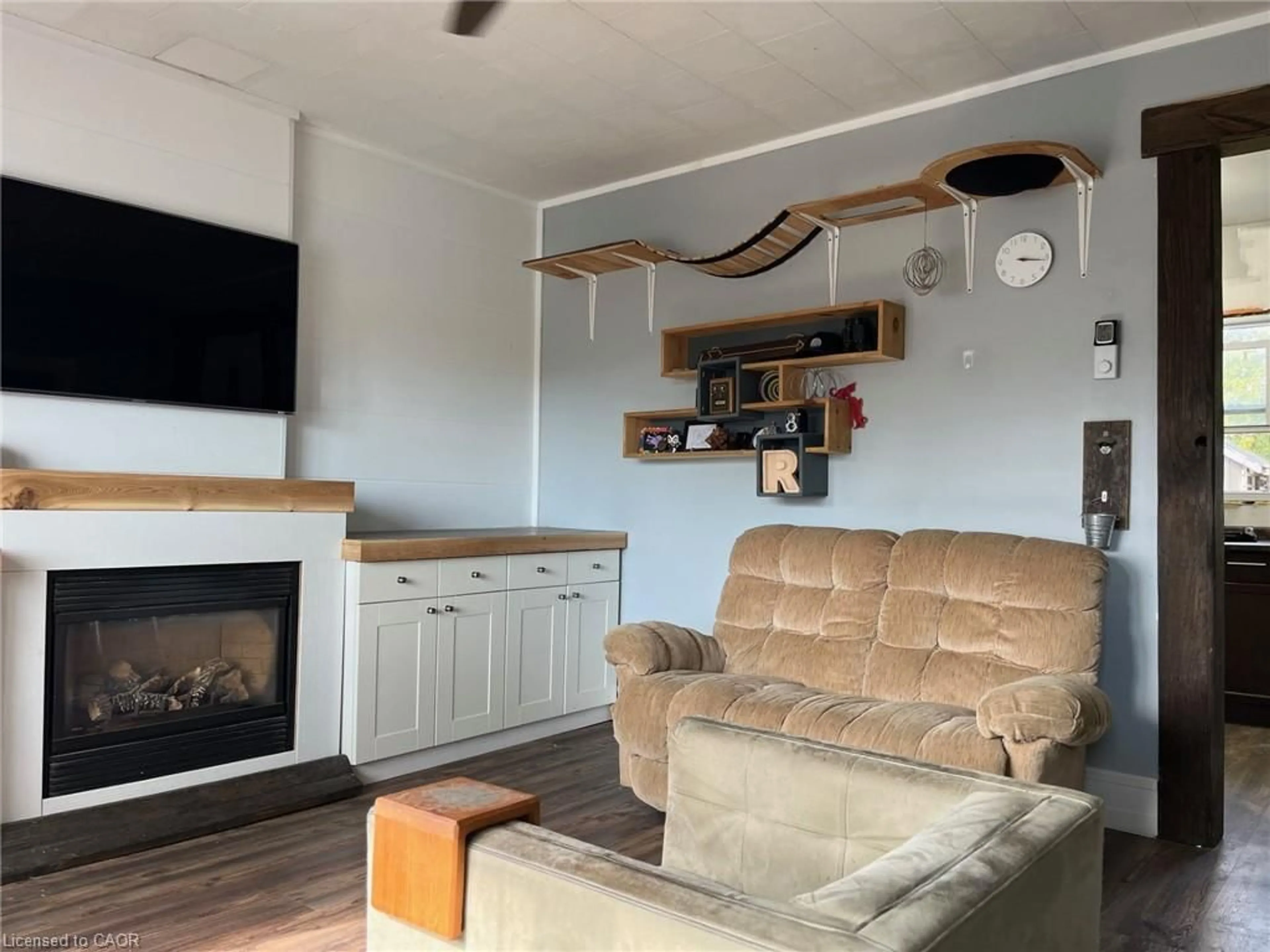 Living room with furniture, wood/laminate floor for 18 Quarry St, Hagersville Ontario N0A 1H0