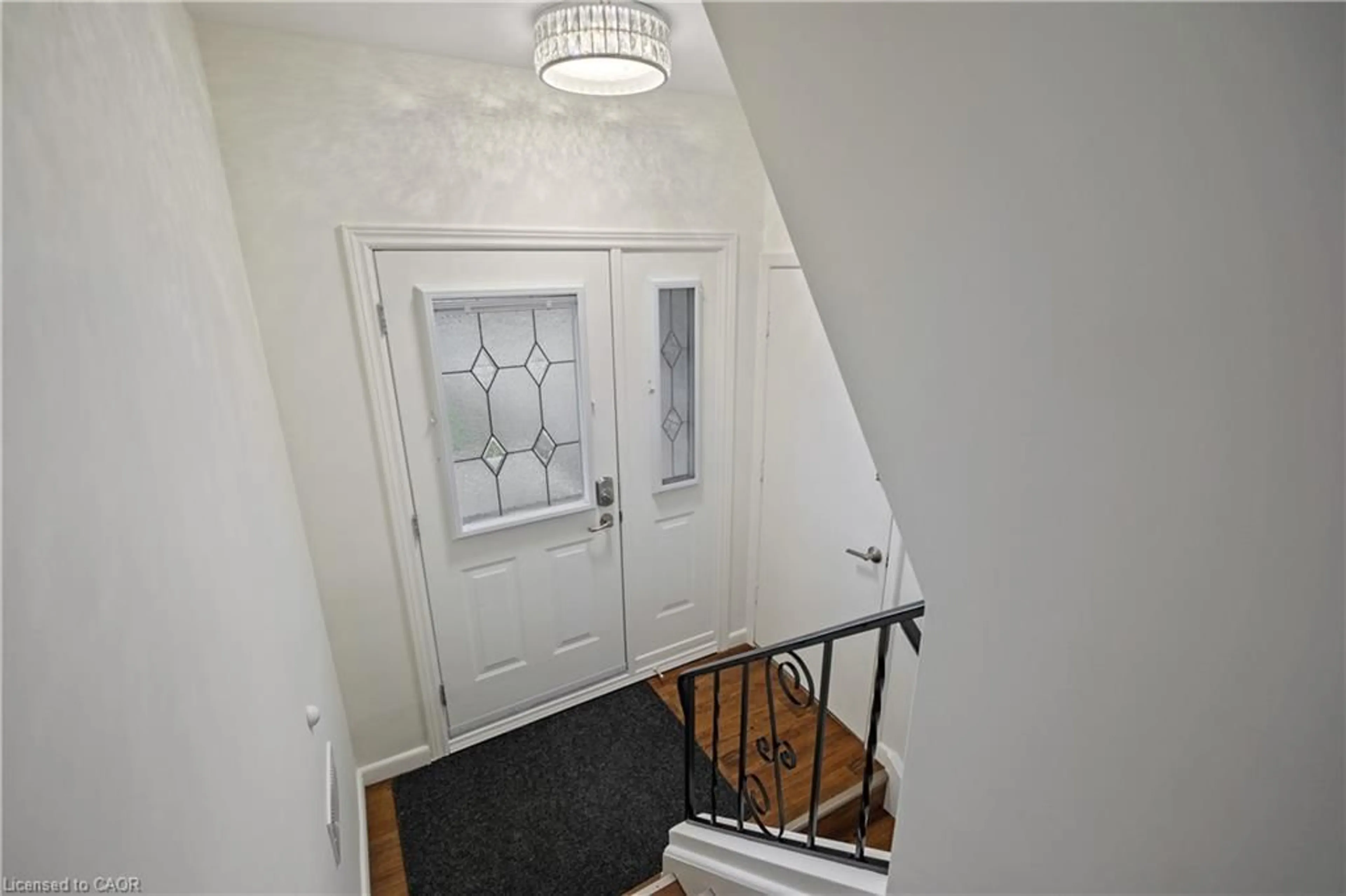 Indoor foyer for 62 Cloke Crt, Hamilton Ontario L8T 1N5