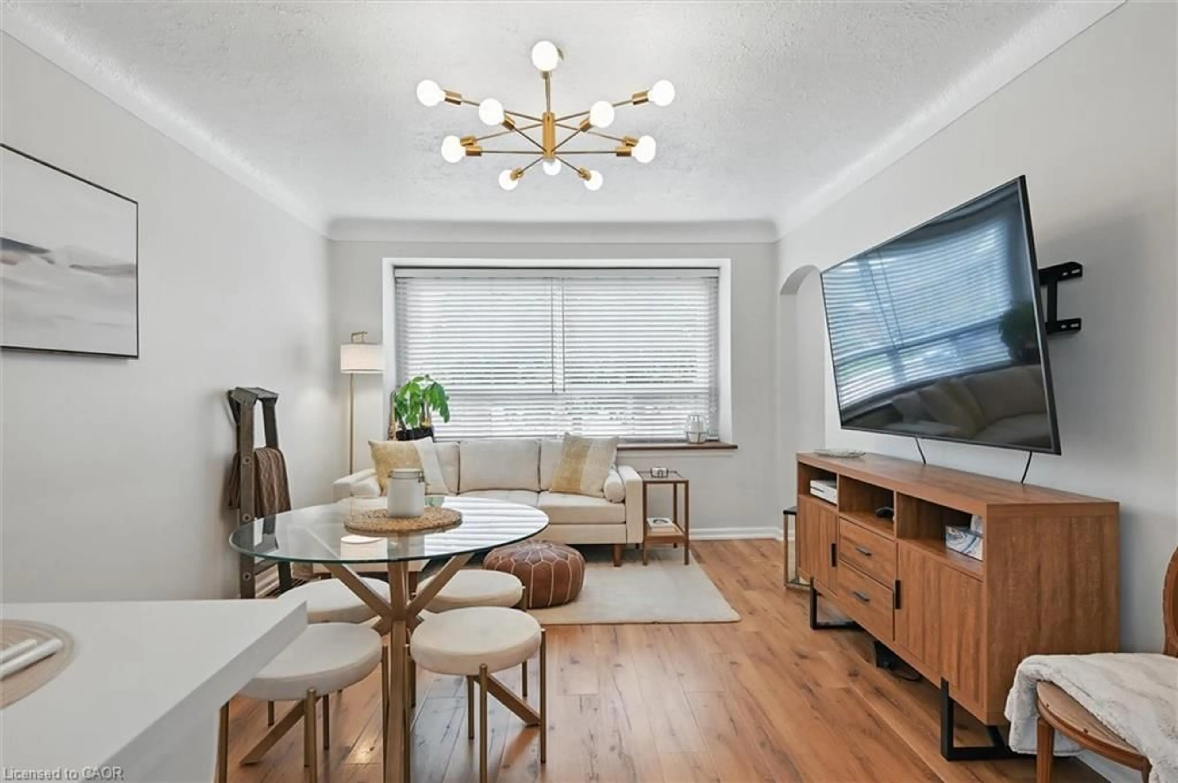 Living room with furniture, wood/laminate floor for 105 Weir St, Hamilton Ontario L8K 3A8