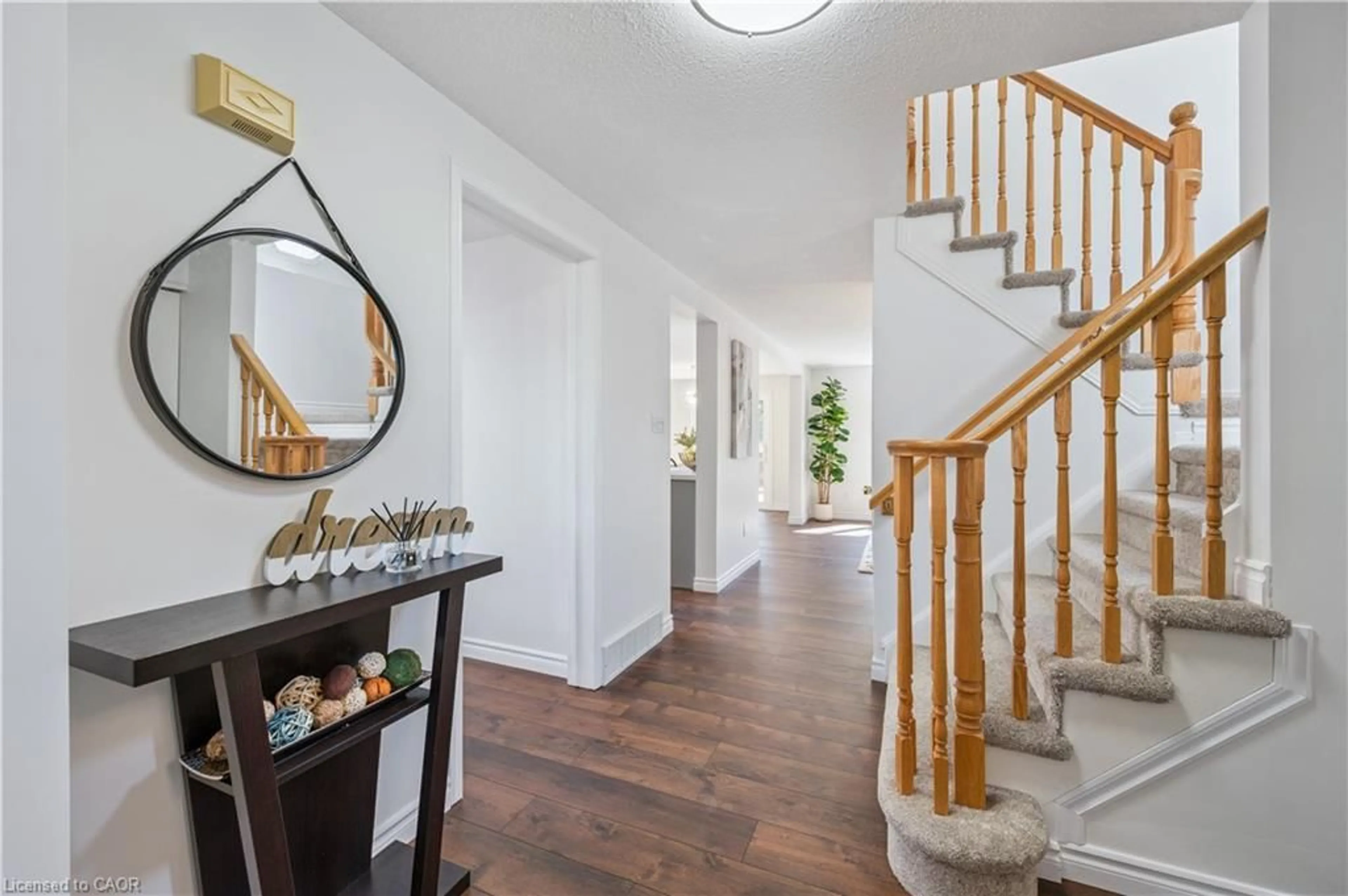 Indoor entryway for 332 Carriage House Crt, Waterloo Ontario N2K 3W8