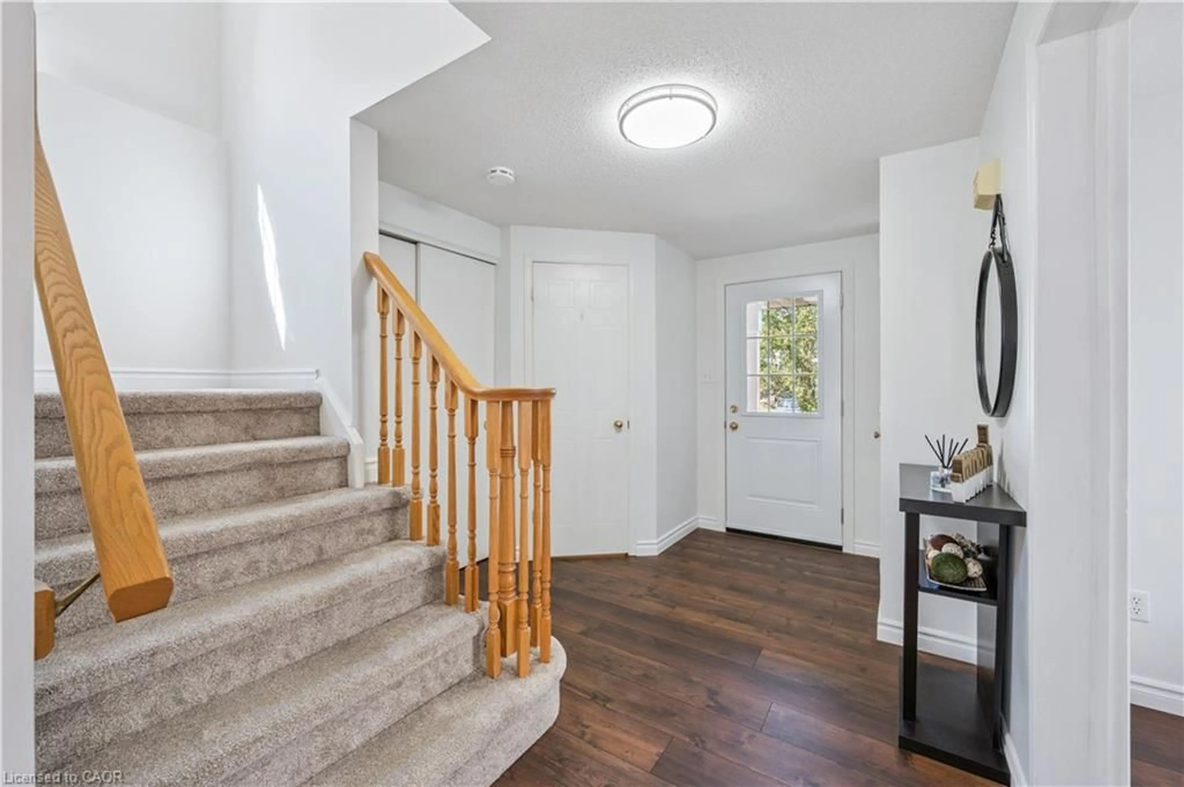Indoor entryway for 332 Carriage House Crt, Waterloo Ontario N2K 3W8