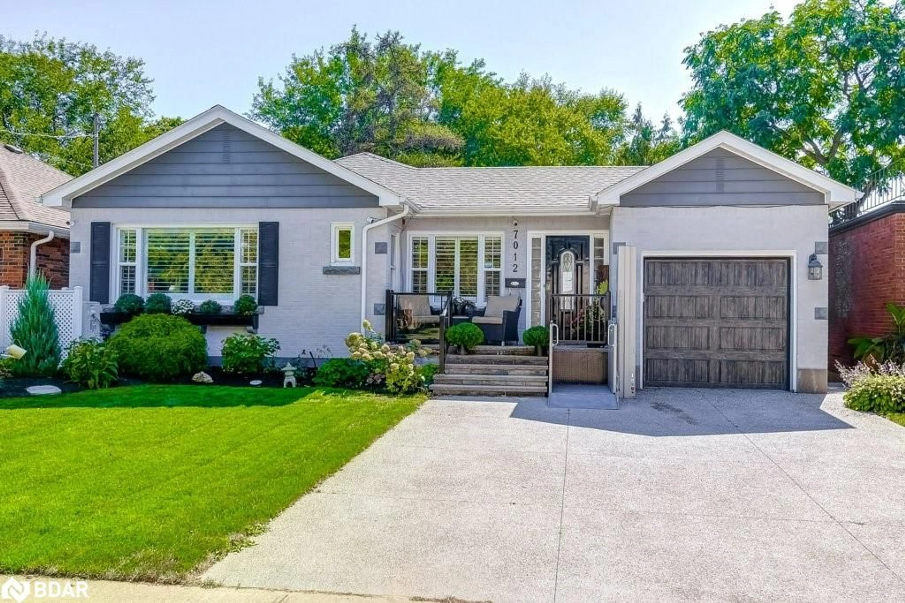 Home with vinyl exterior material, street for 7012 Barker St, Niagara Falls Ontario L2G 1Z6