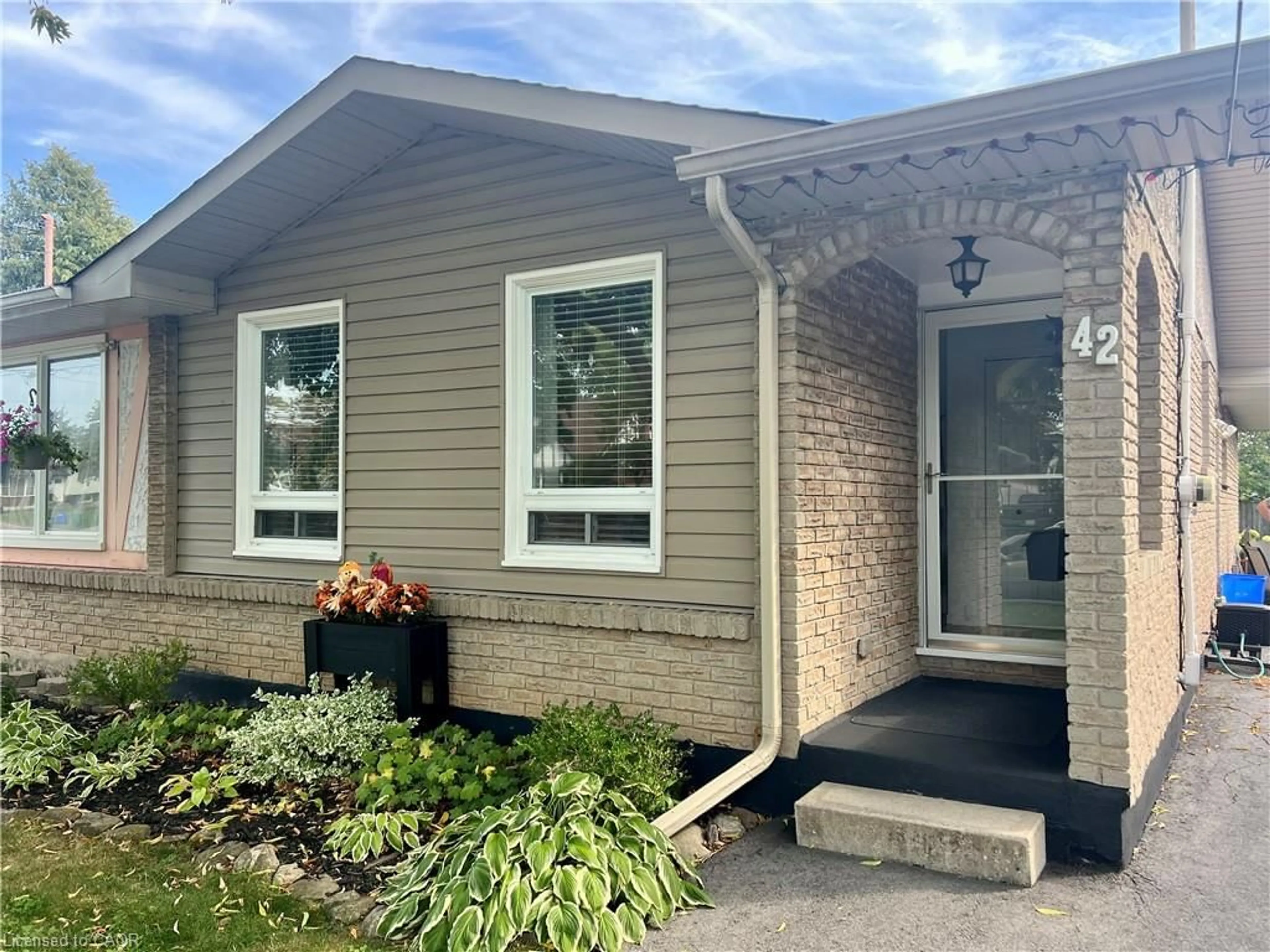 Home with vinyl exterior material, street for 42 Seymour Ave, St. Catharines Ontario L2P 1A7