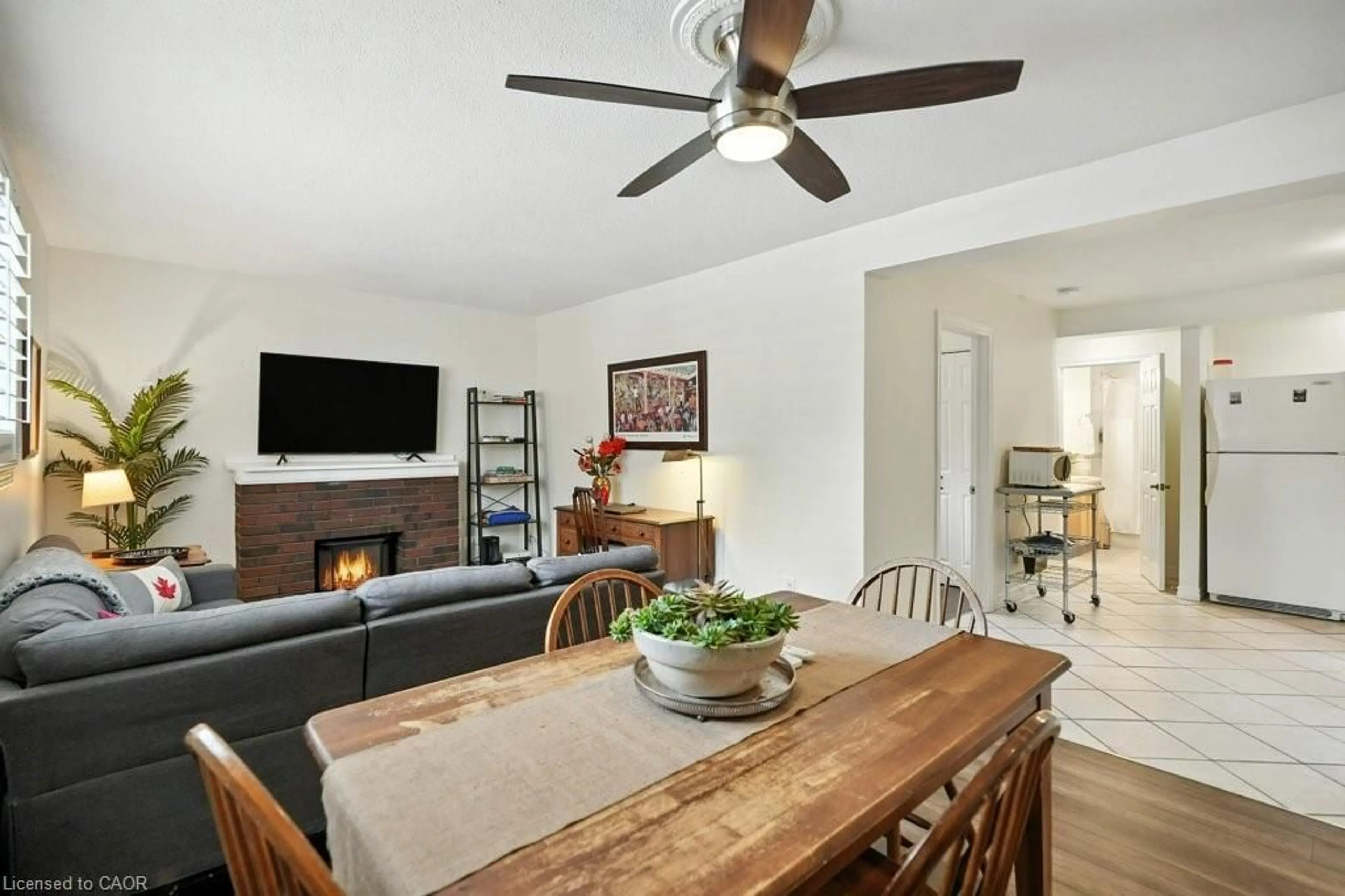 Living room with furniture, wood/laminate floor for 6 Vineland Ave #18, Hamilton Ontario L8M 1R4