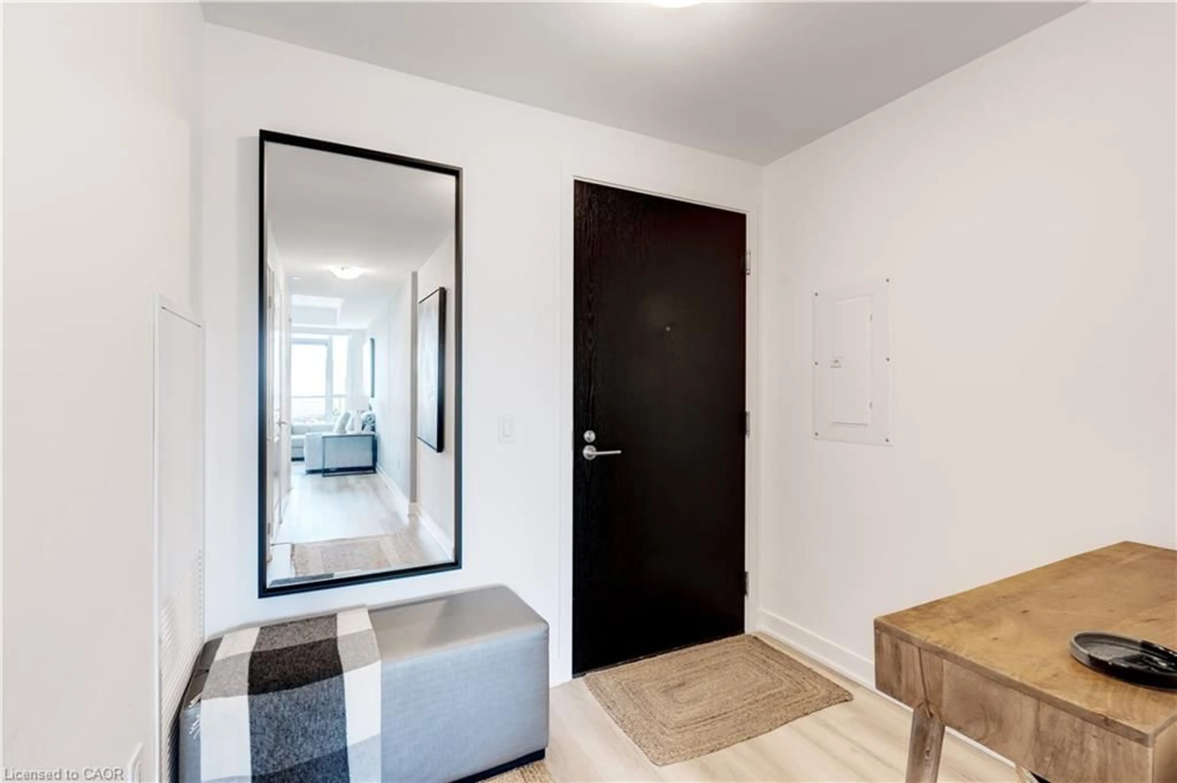 Indoor entryway for 2007 James St #409, Burlington Ontario L7R 0G7