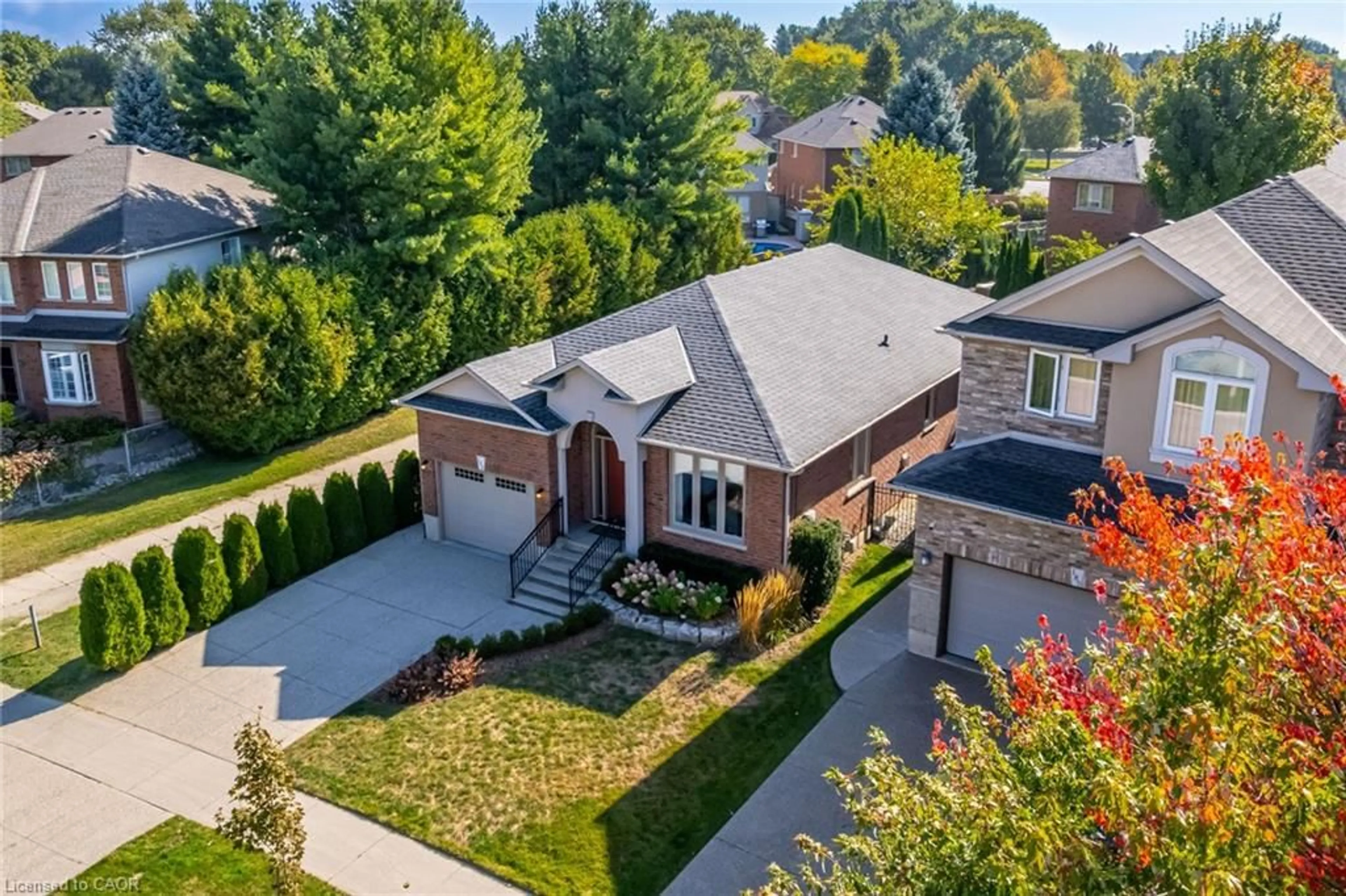 A pic from outside/outdoor area/front of a property/back of a property/a pic from drone, street for 183 Valridge Dr, Ancaster Ontario L9G 4Y4