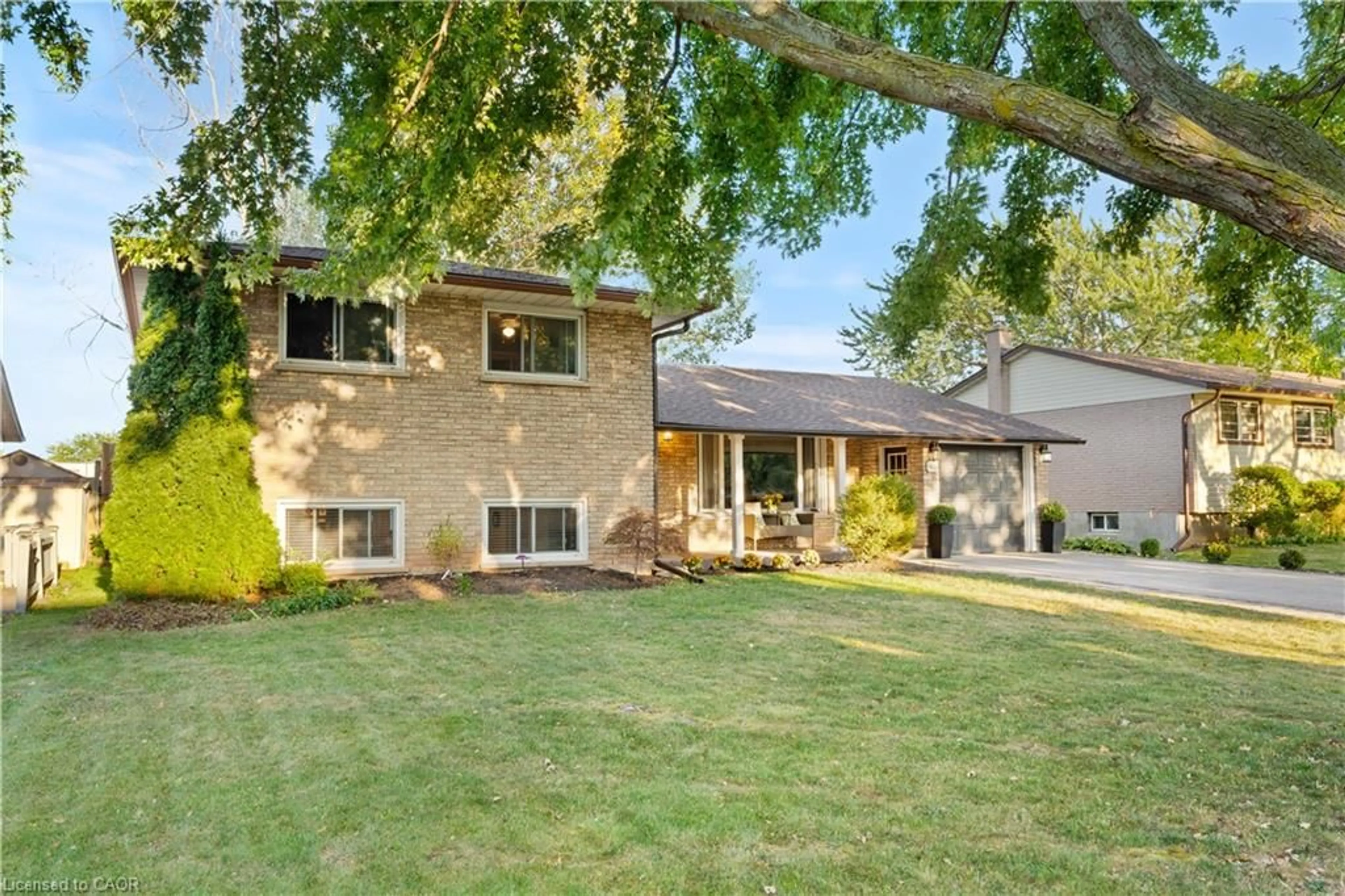 Home with brick exterior material, street for 5038 Hartwood Av, Beamsville Ontario L3J 0A3