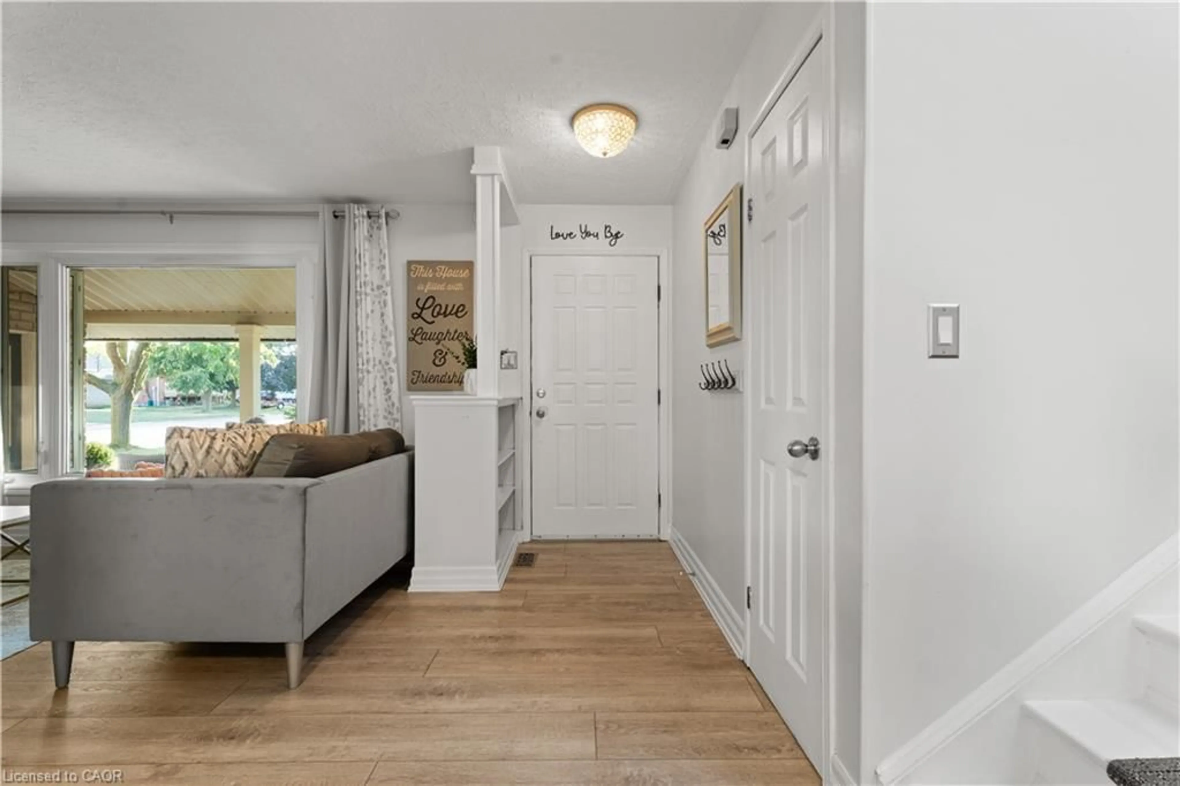 Indoor entryway for 5038 Hartwood Av, Beamsville Ontario L3J 0A3