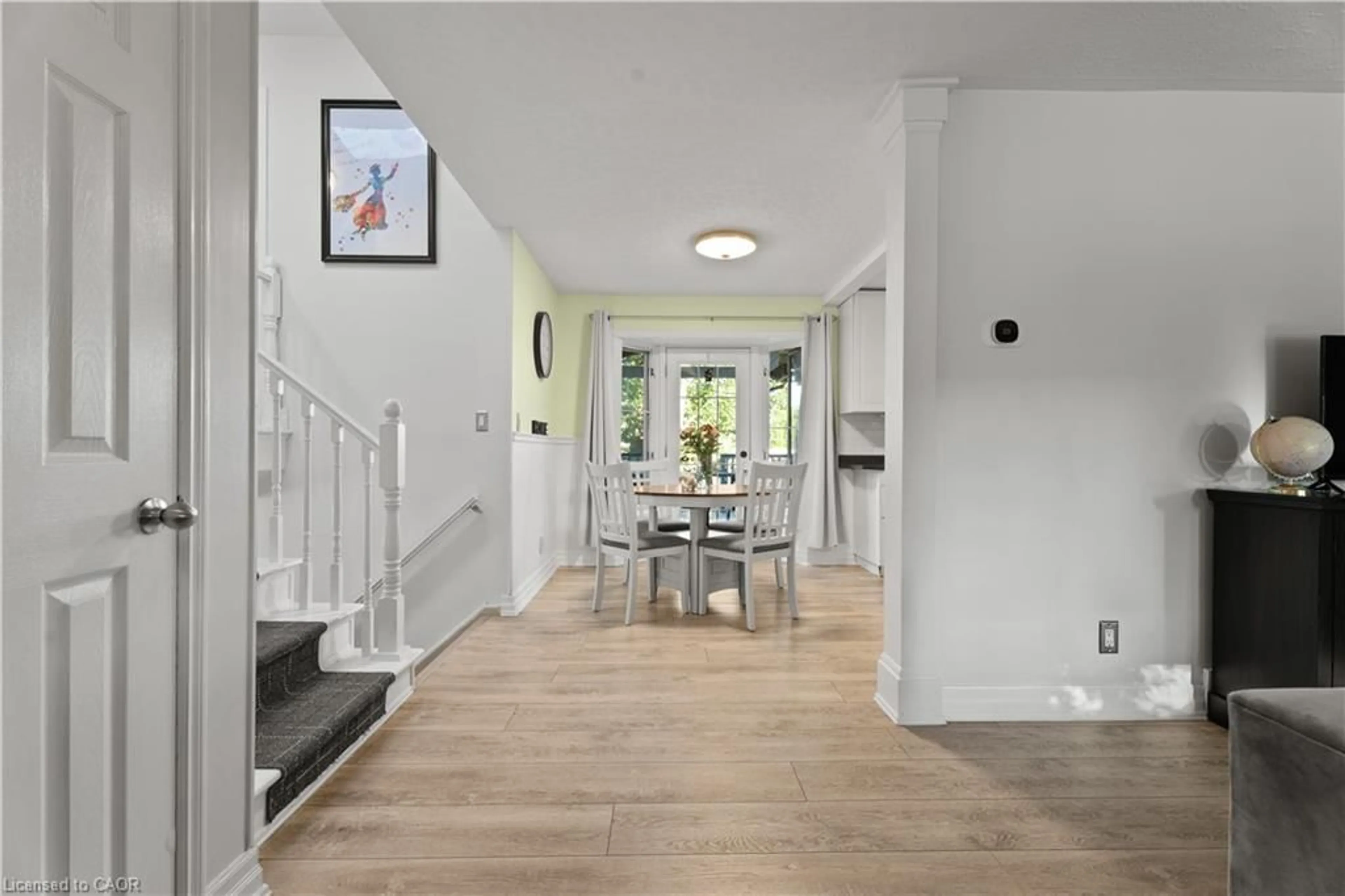 Indoor entryway for 5038 Hartwood Av, Beamsville Ontario L3J 0A3