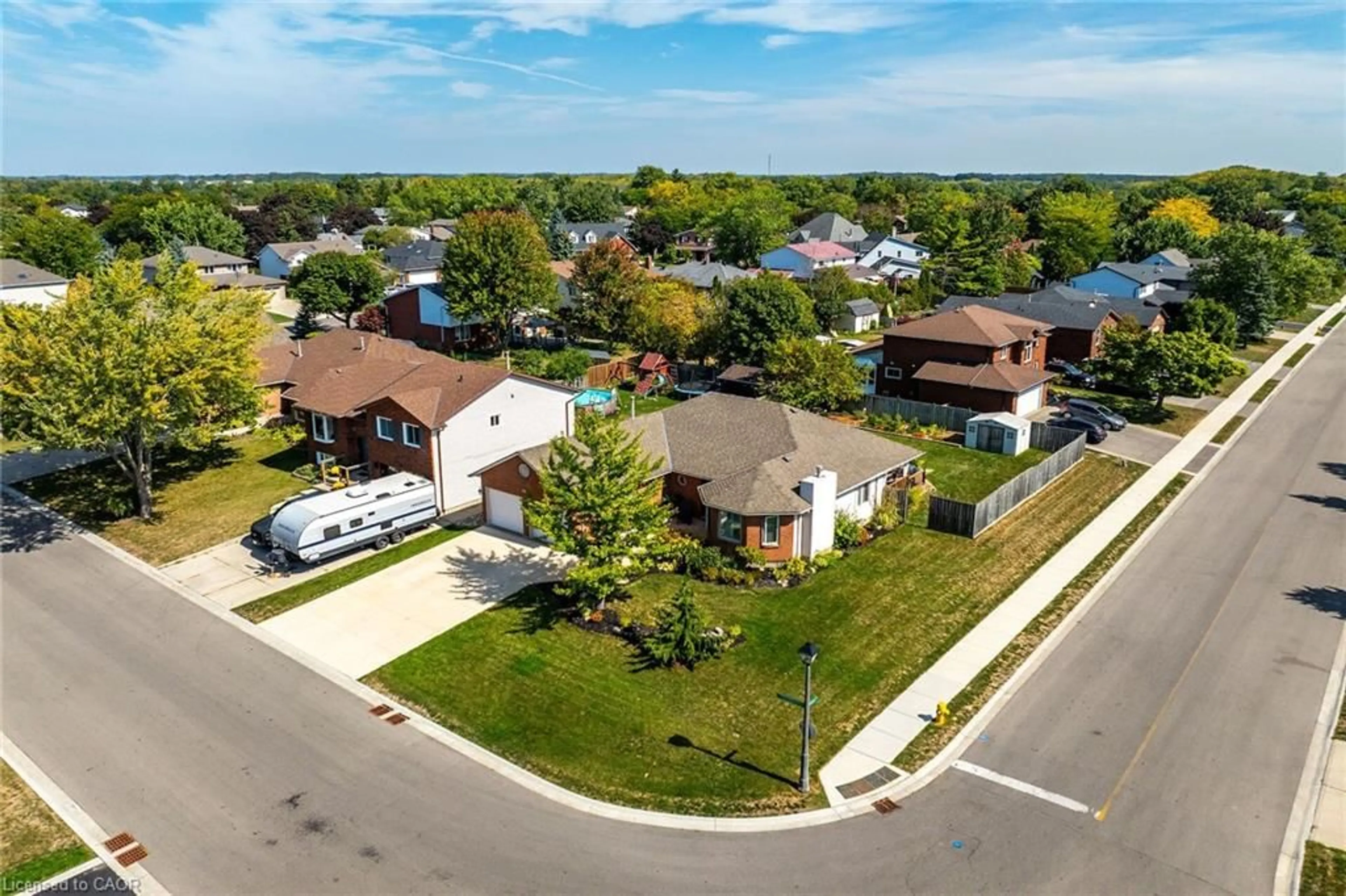 A pic from outside/outdoor area/front of a property/back of a property/a pic from drone, street for 35 Highland Blvd, Caledonia Ontario N3W 1G6
