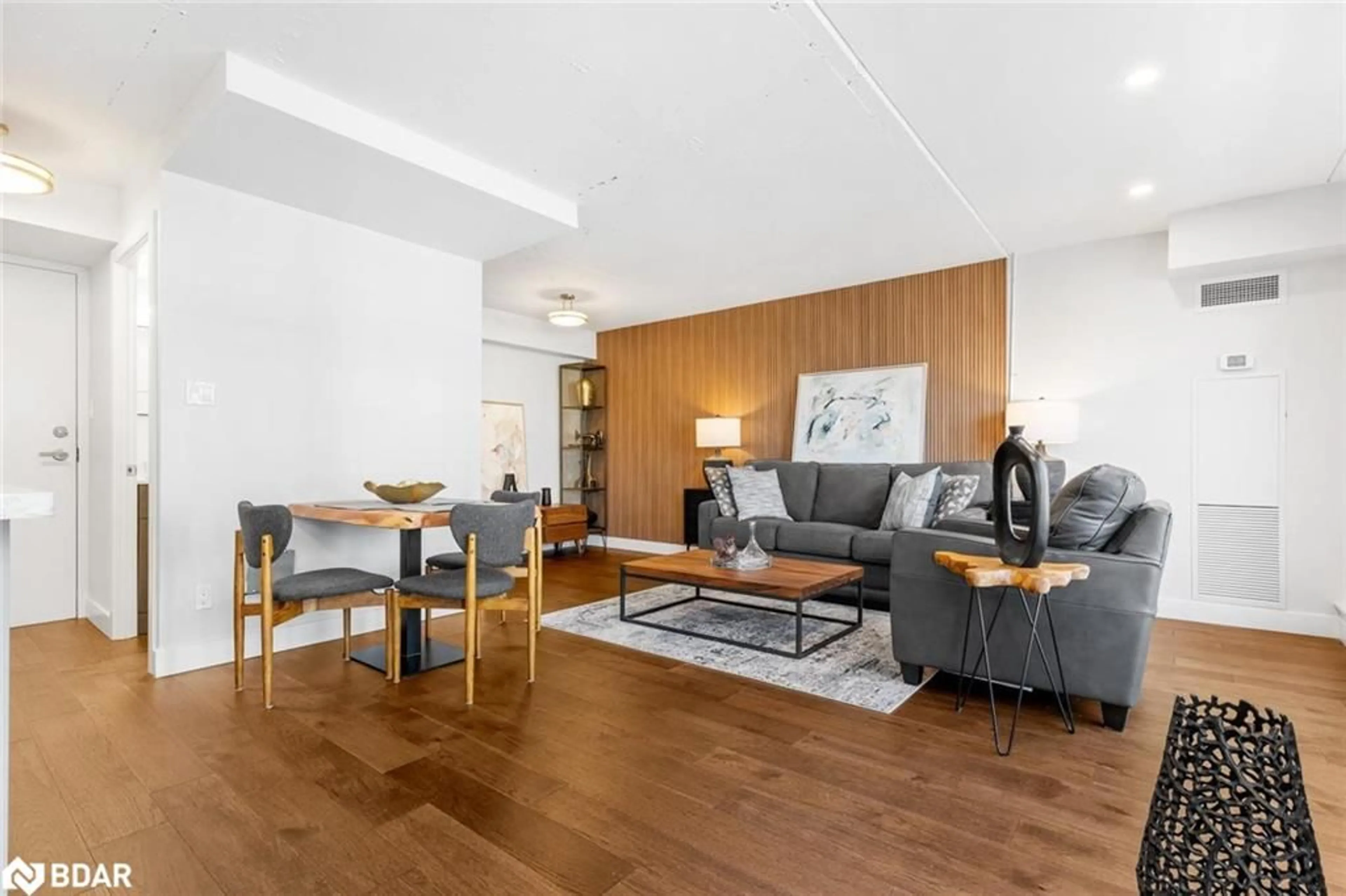 Living room with furniture, wood/laminate floor for 1029 King St #826, Toronto Ontario M6K 3M9
