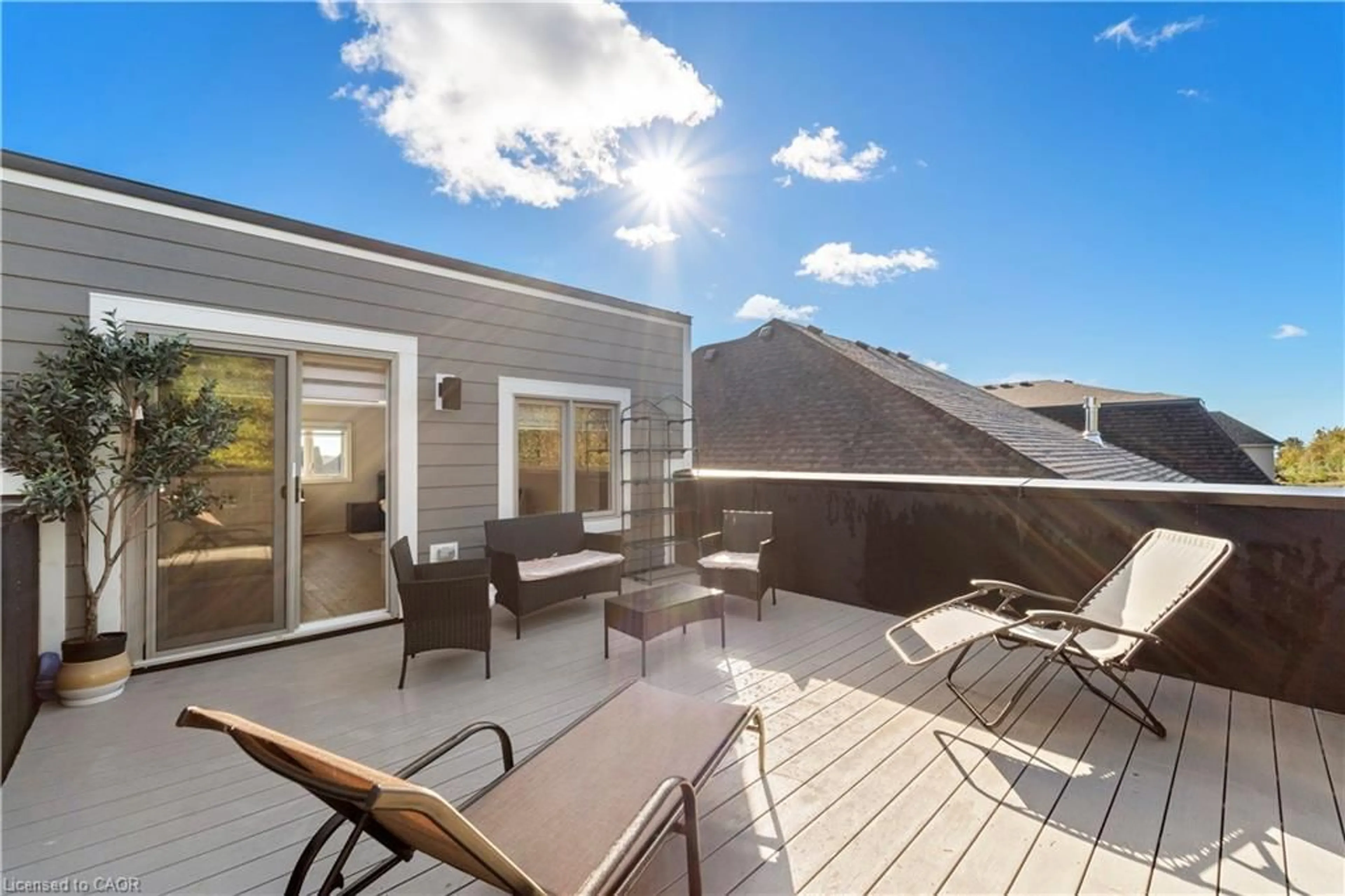Patio, unknown for 121 Milky Dr, Richmond Hill Ontario L4C 4L9