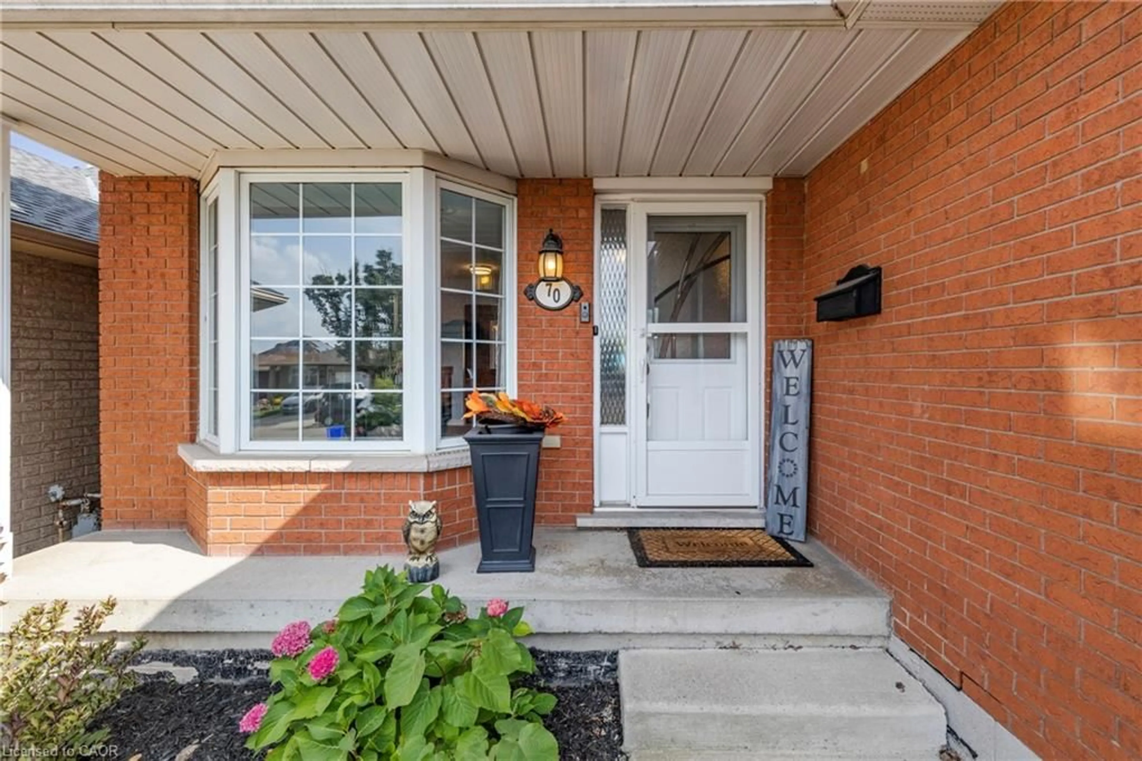 Indoor entryway for 70 Polaris Crt, Hamilton Ontario L9B 2P5
