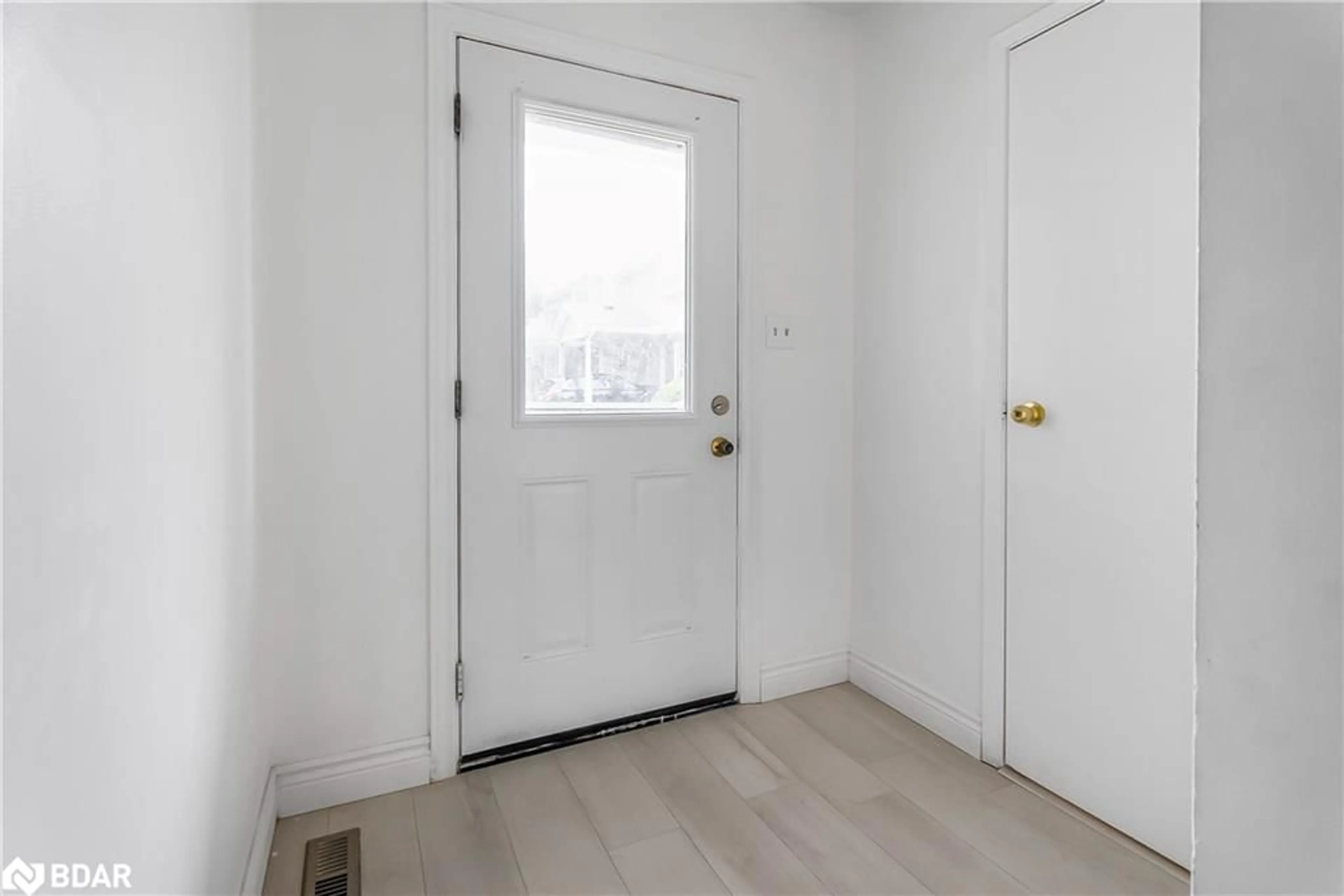 Indoor entryway for 125 Sekura Cres #1, Cambridge Ontario N1R 8B4