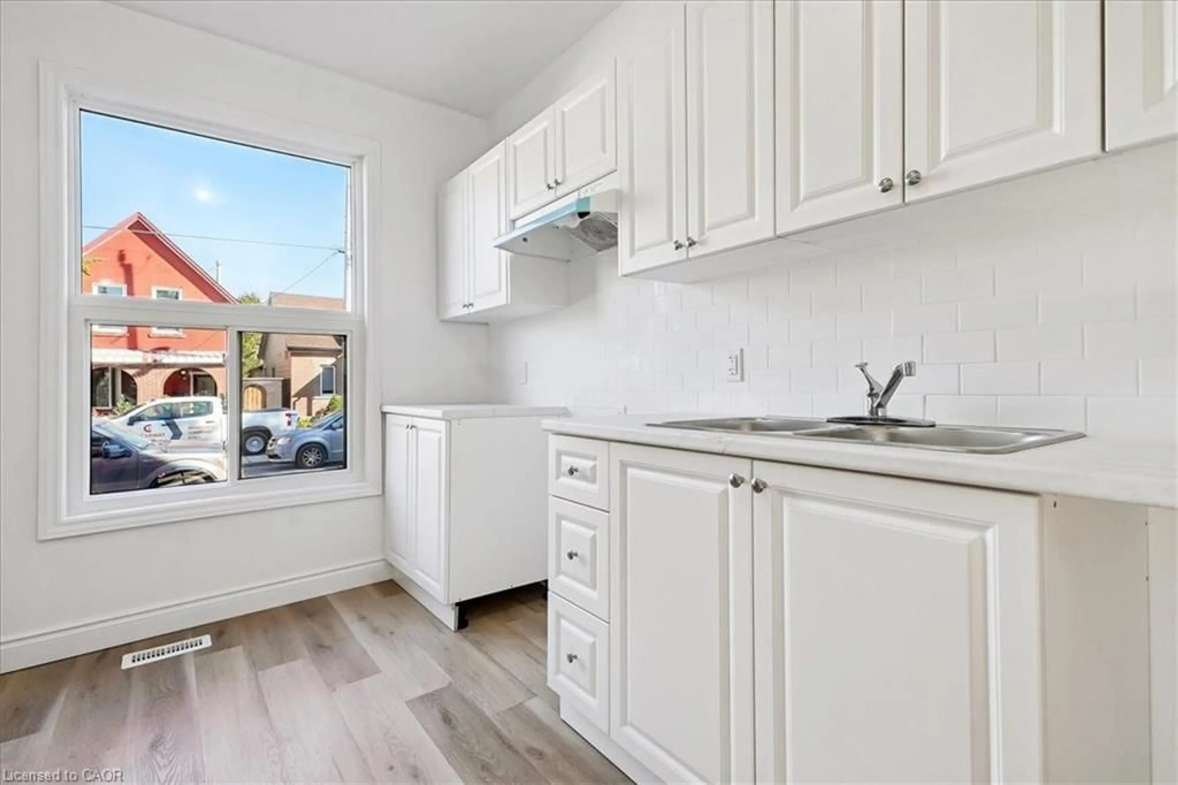 Standard kitchen, ceramic/tile floor for 49 Clyde St, Hamilton Ontario L8L 5R5