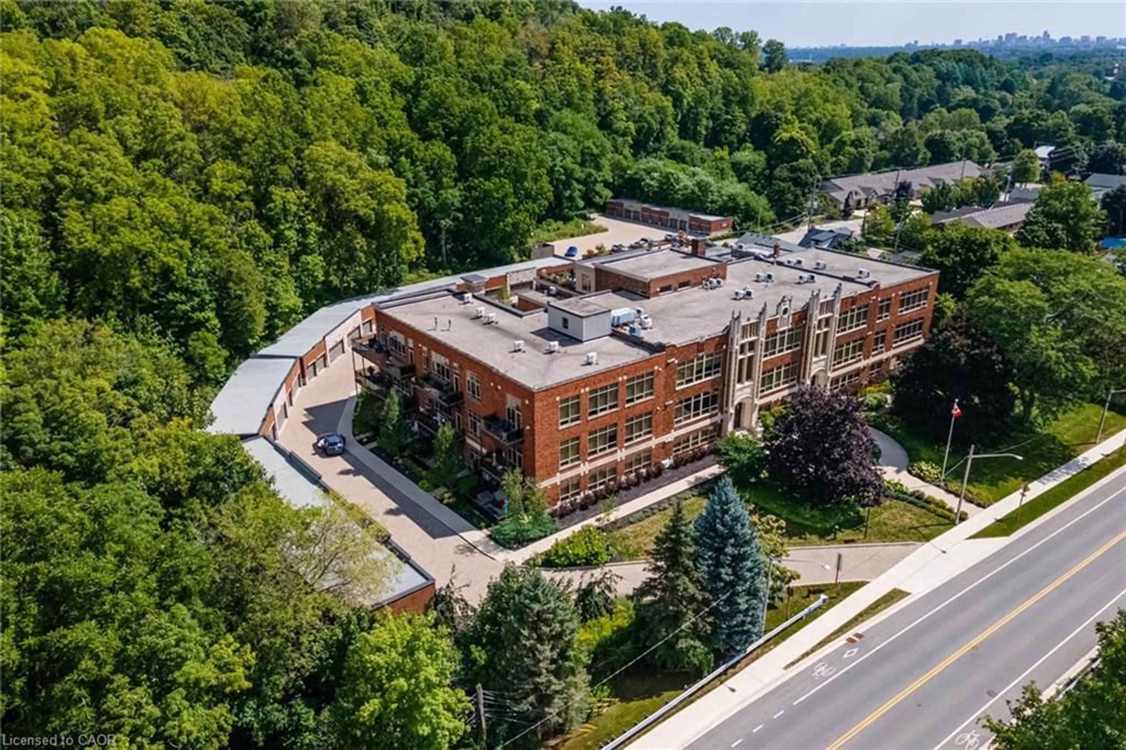 A pic from outside/outdoor area/front of a property/back of a property/a pic from drone, building for 397 King St #215, Dundas Ontario L9H 1W9