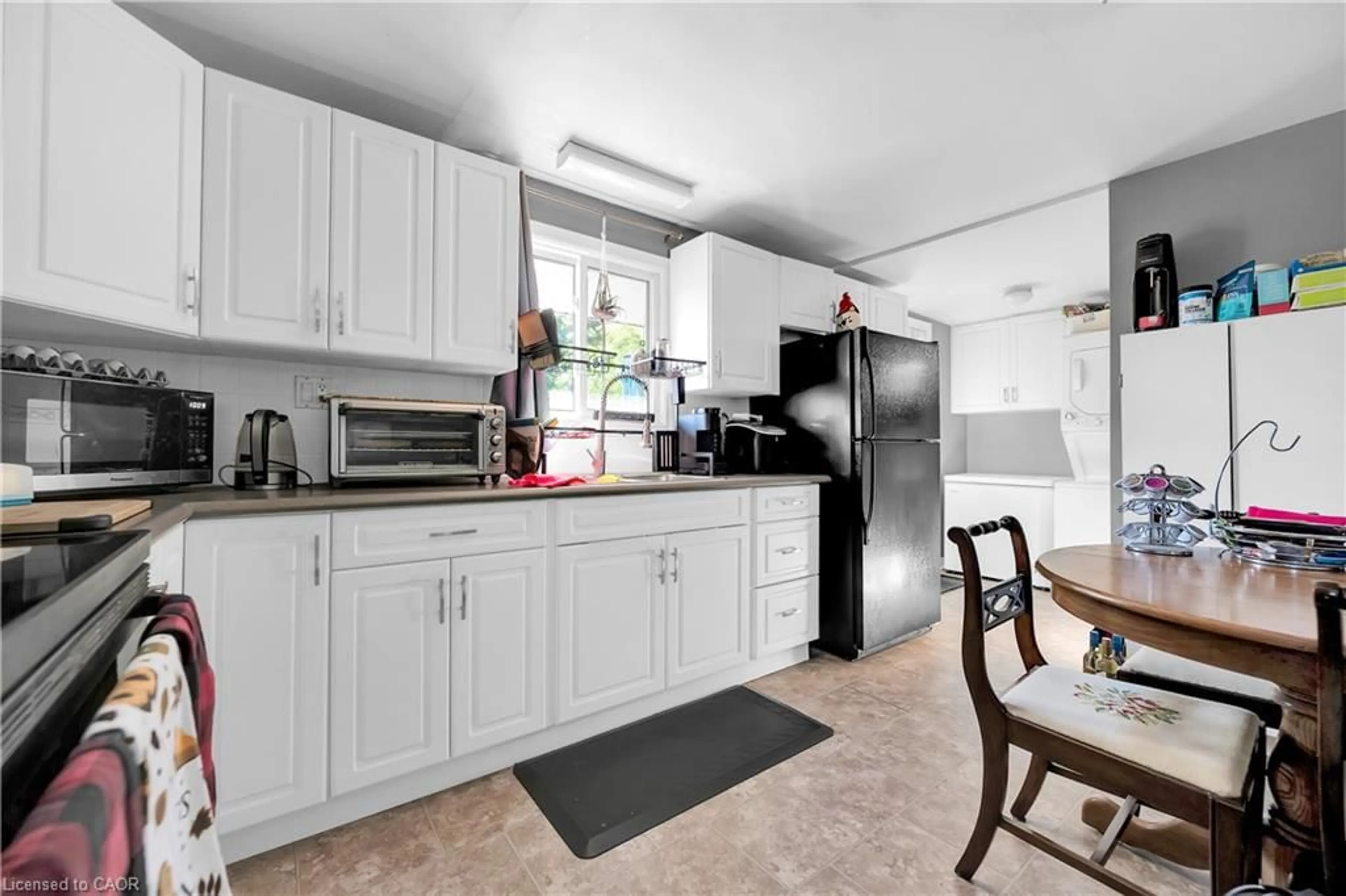 Standard kitchen, unknown for 4249 Academy St, Beamsville Ontario L3J 0R5