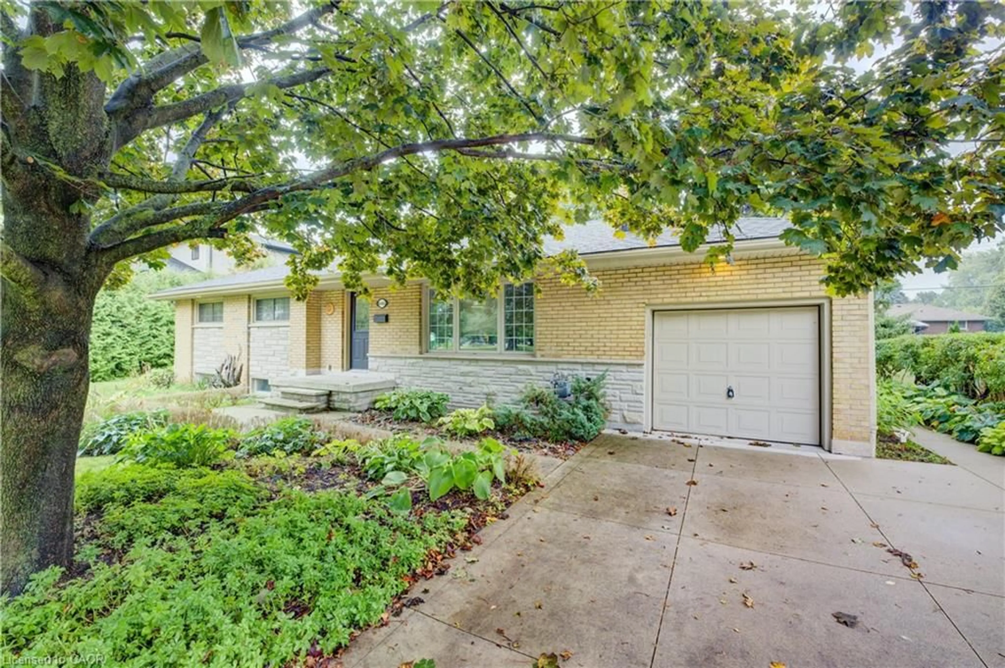 Unknown for 646 Iroquois Ave, Ancaster Ontario L9G 3B4