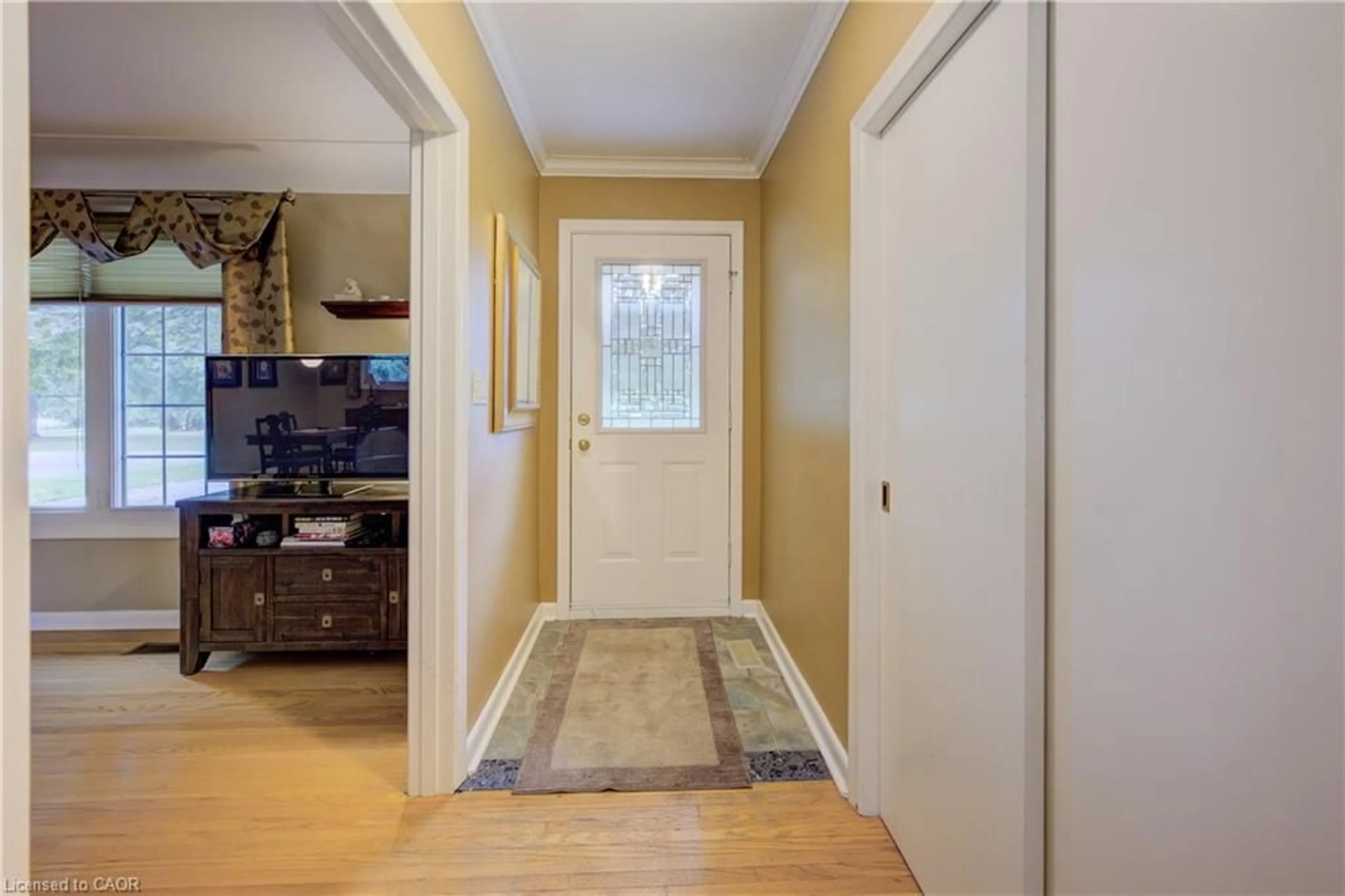 Indoor entryway for 646 Iroquois Ave, Ancaster Ontario L9G 3B4