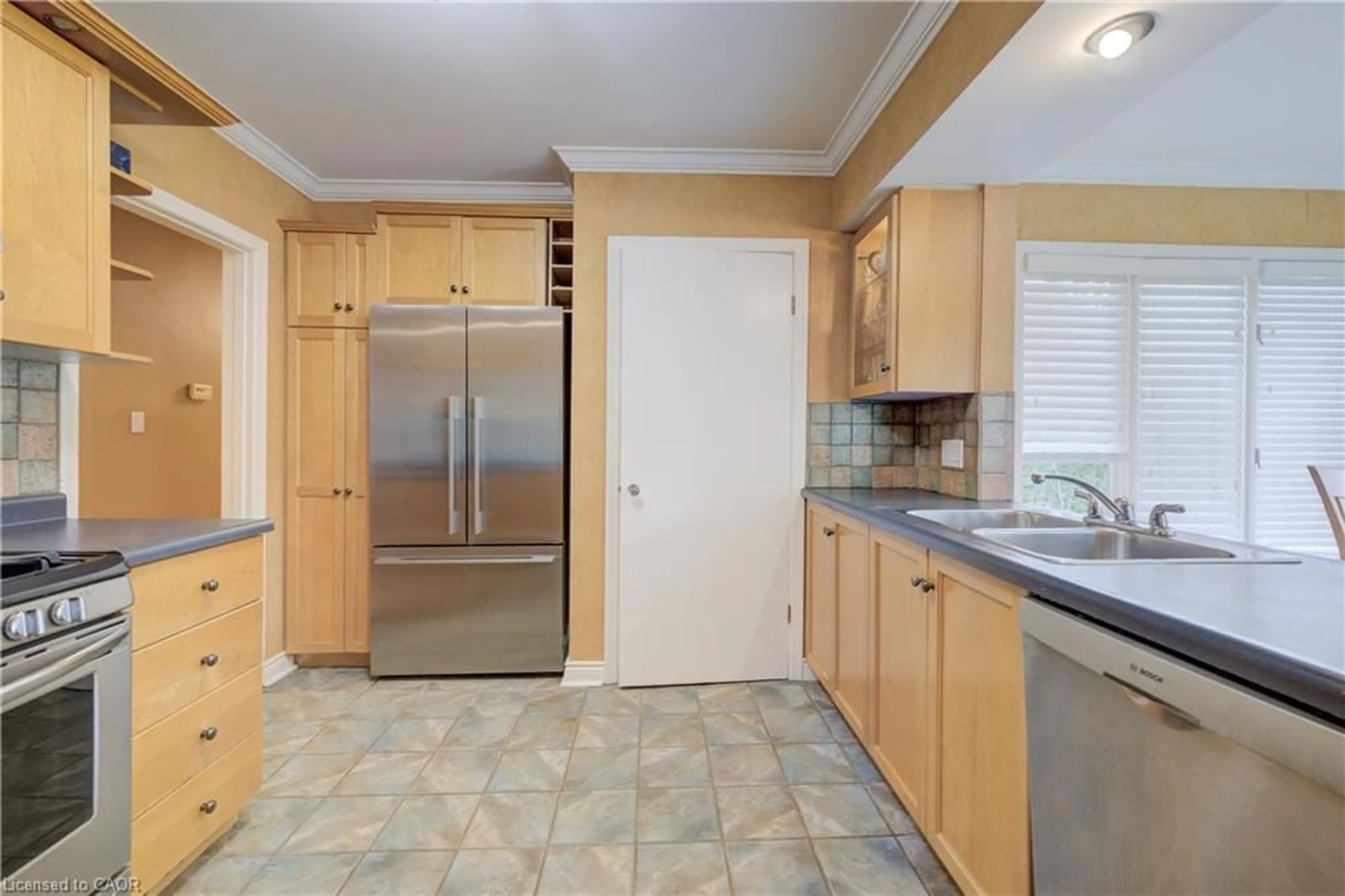 Standard kitchen, ceramic/tile floor for 646 Iroquois Ave, Ancaster Ontario L9G 3B4