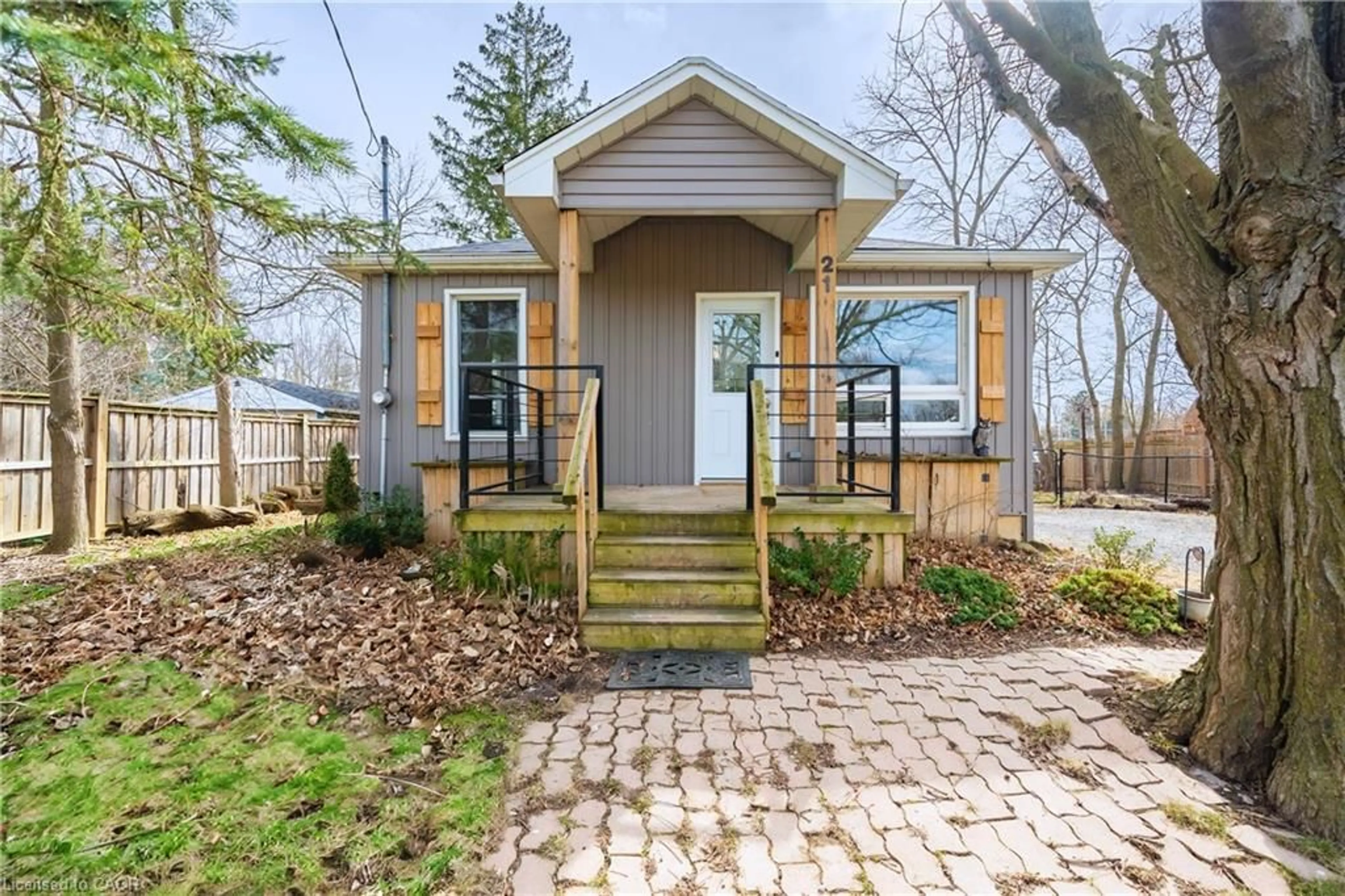 Home with brick exterior material, street for 21 Renfrew St, Caledonia Ontario N3W 1E8