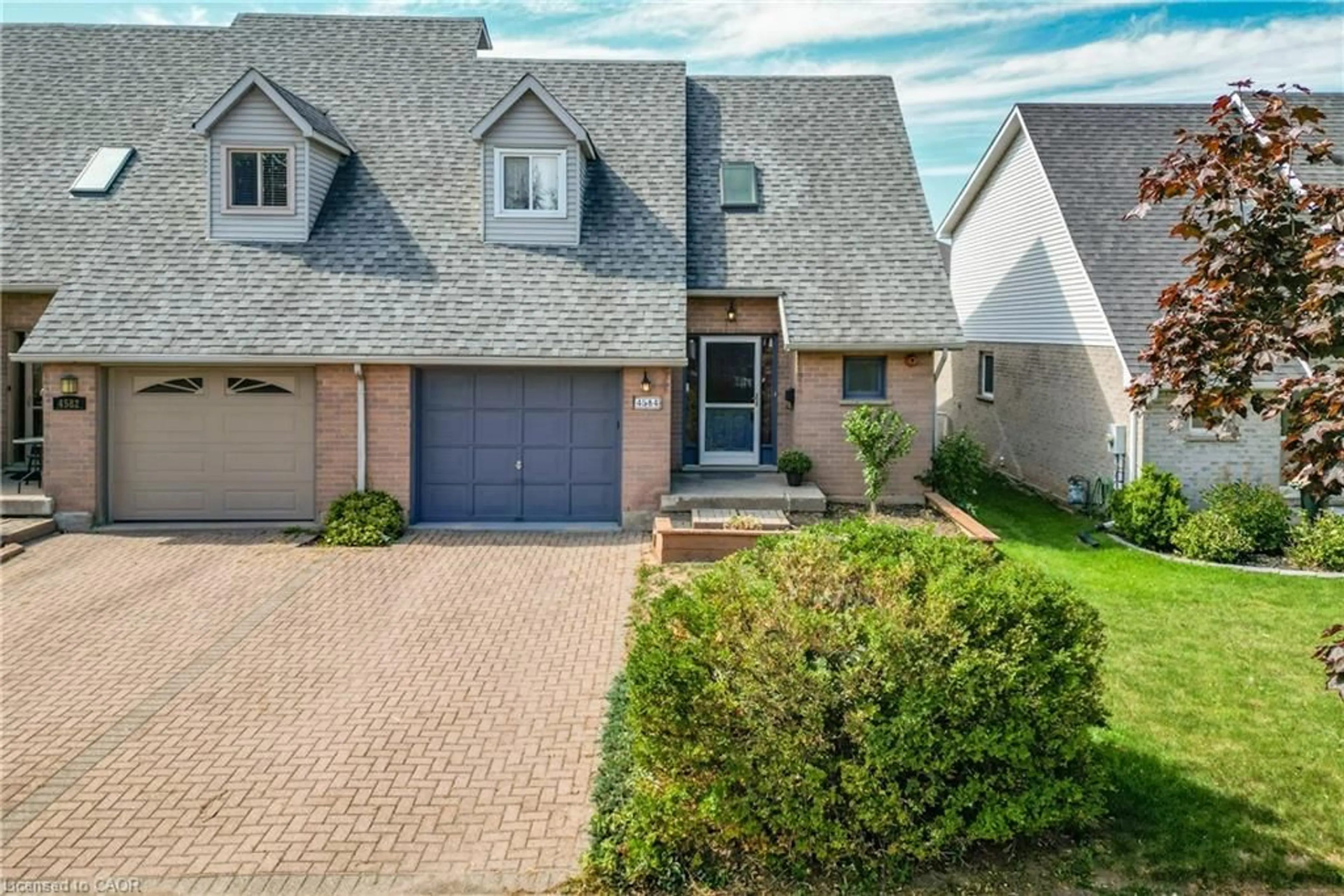 A pic from outside/outdoor area/front of a property/back of a property/a pic from drone, street for 4584 Juniper Crt, Beamsville Ontario L3J 0C8