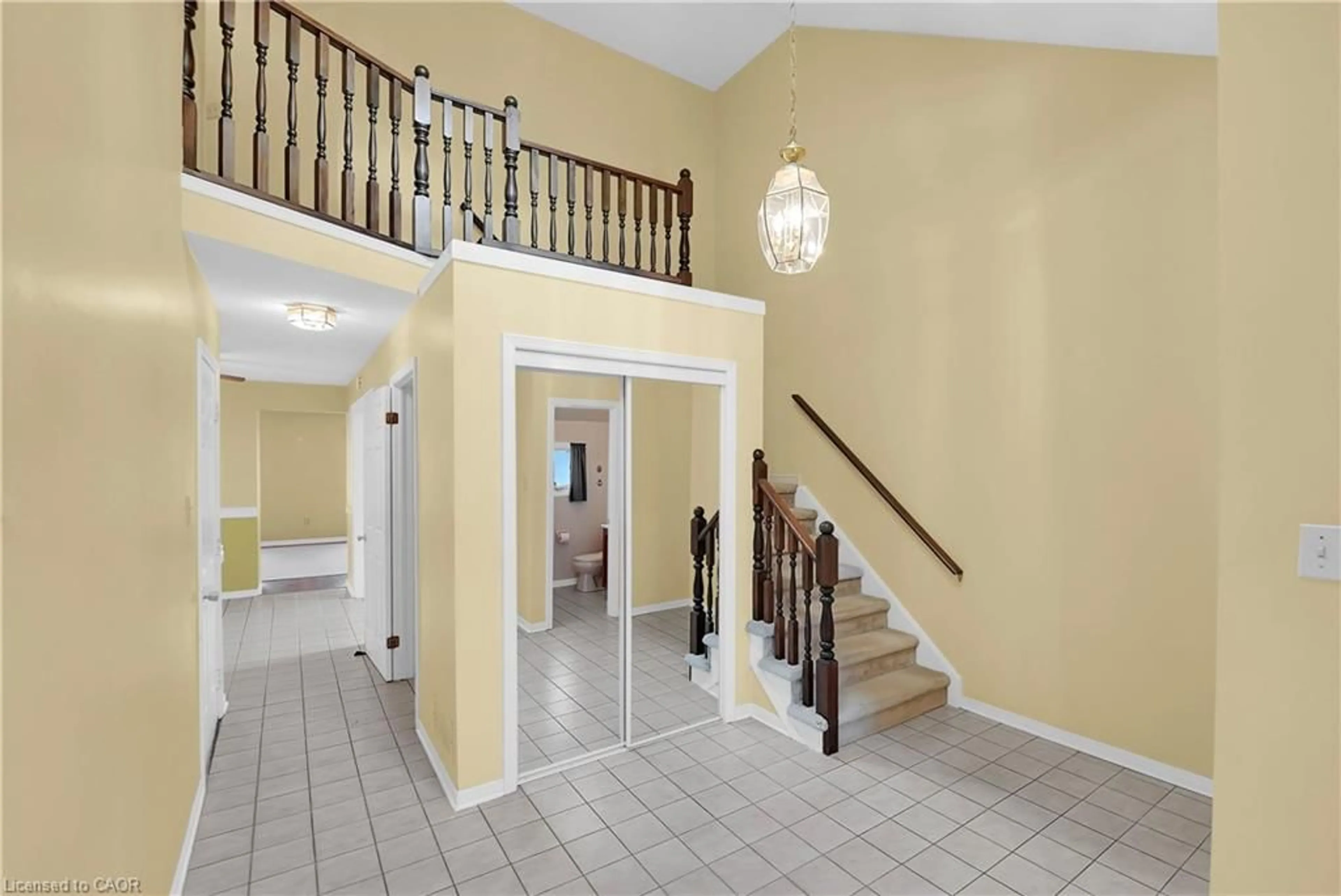 Indoor foyer for 4584 Juniper Crt, Beamsville Ontario L3J 0C8