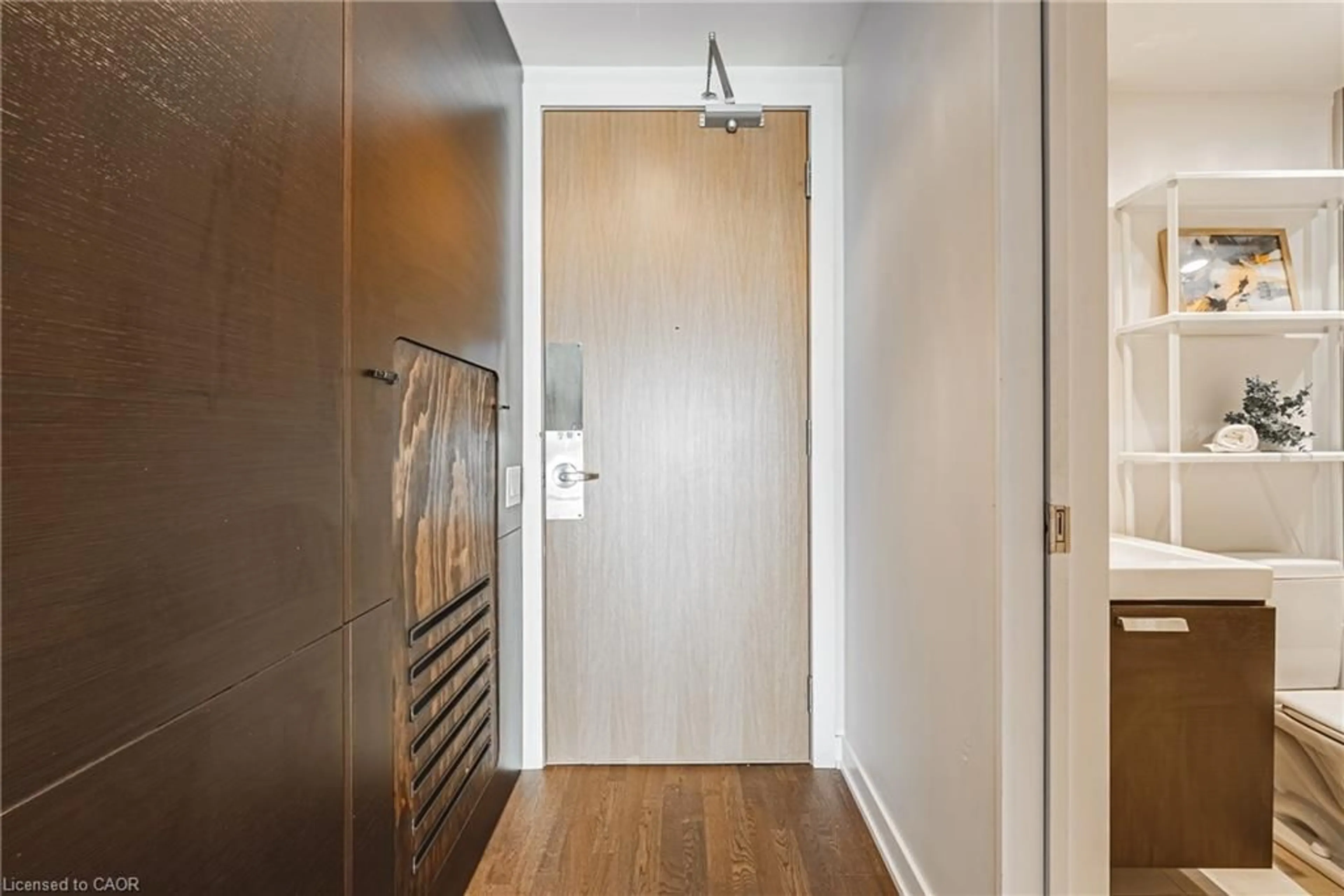 Indoor entryway for 629 King St, Toronto Ontario M5V 0G9