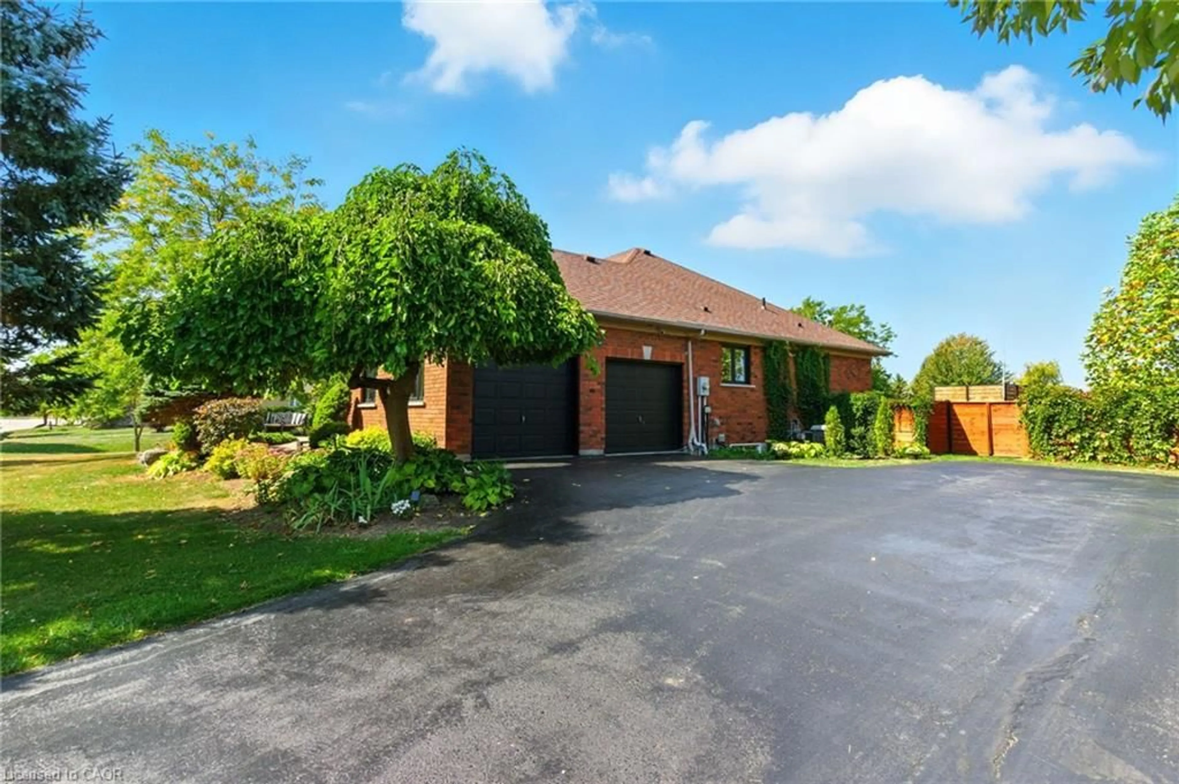 A pic from outside/outdoor area/front of a property/back of a property/a pic from drone, street for 10 Featherstone Ave, Selkirk Ontario N0A 1P0
