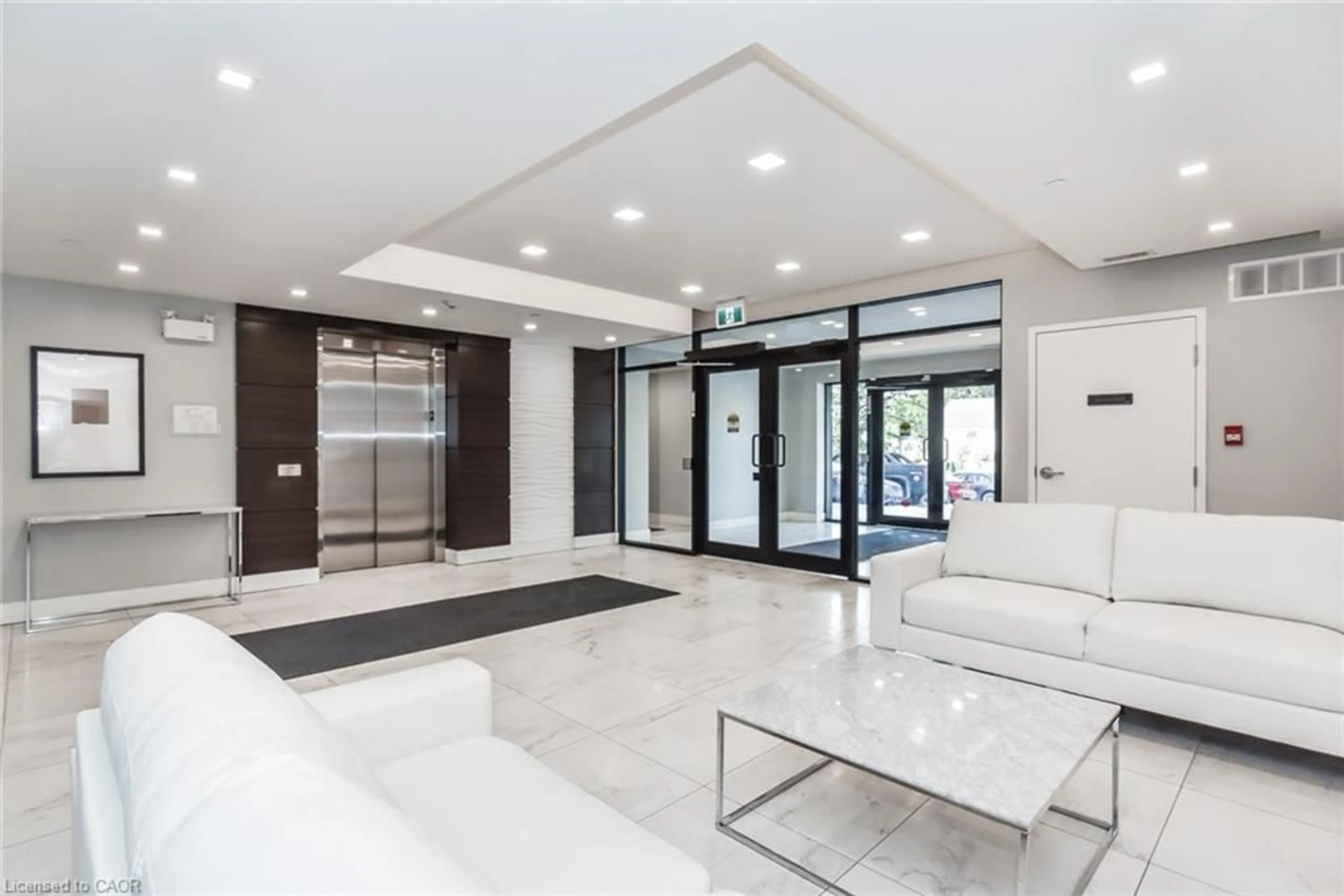 Indoor foyer for 1280 Gordon St #210, Guelph Ontario N1L 0N6