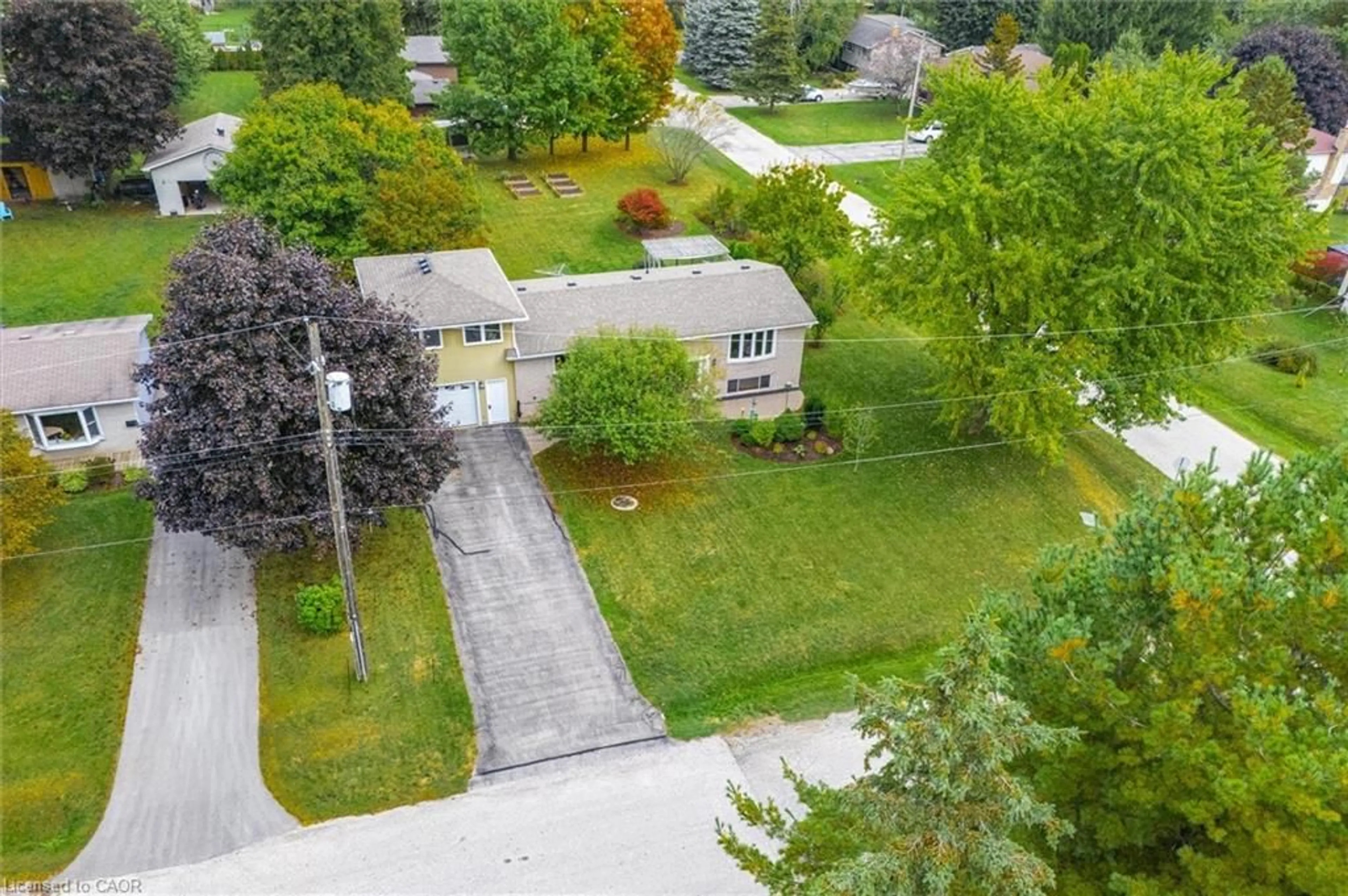 A pic from outside/outdoor area/front of a property/back of a property/a pic from drone, street for 120 Canrobert St, Fergus Ontario N1M 3C1