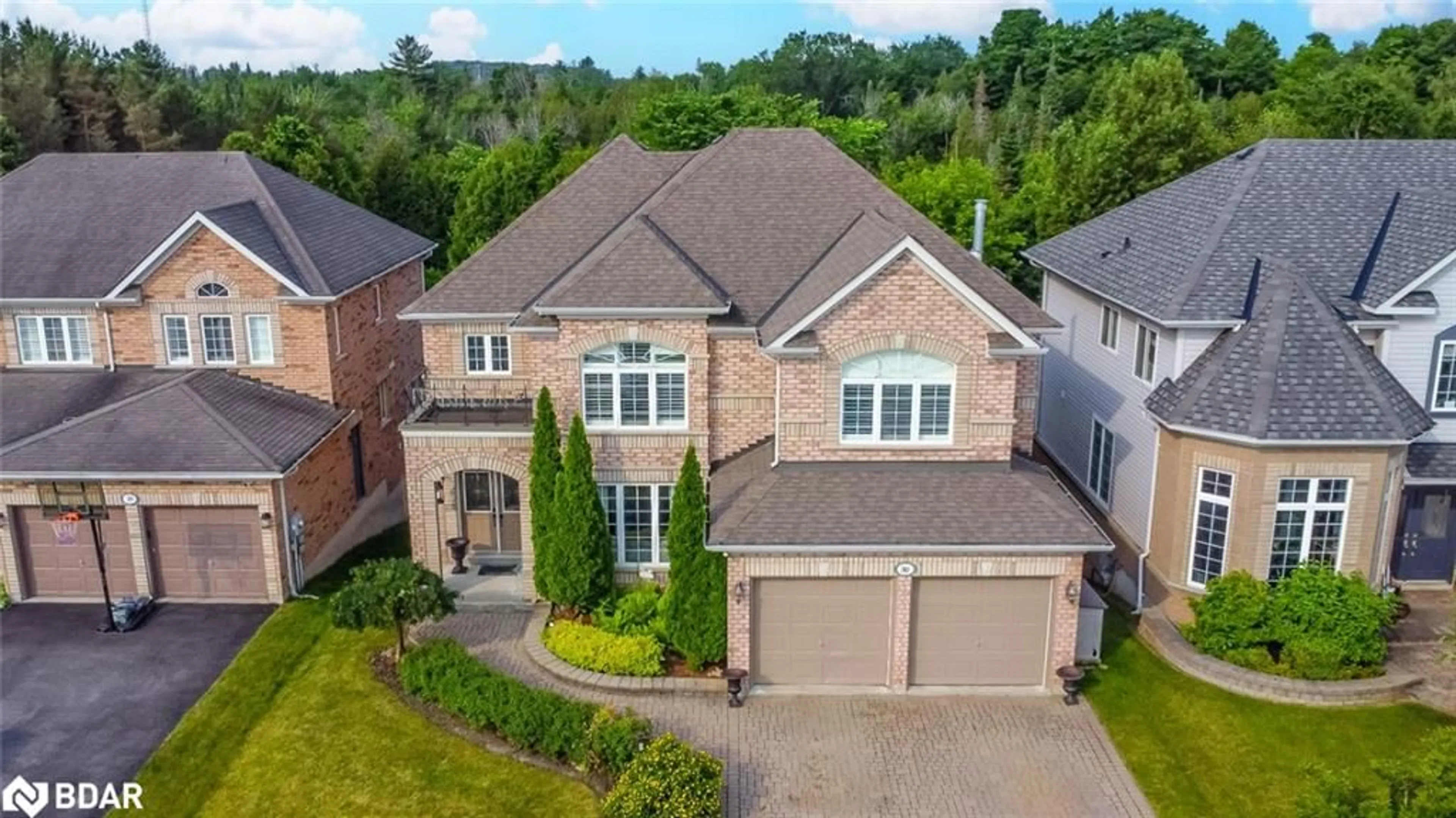 A pic from outside/outdoor area/front of a property/back of a property/a pic from drone, street for 30 Birkhall Pl, Barrie Ontario L4N 0K6